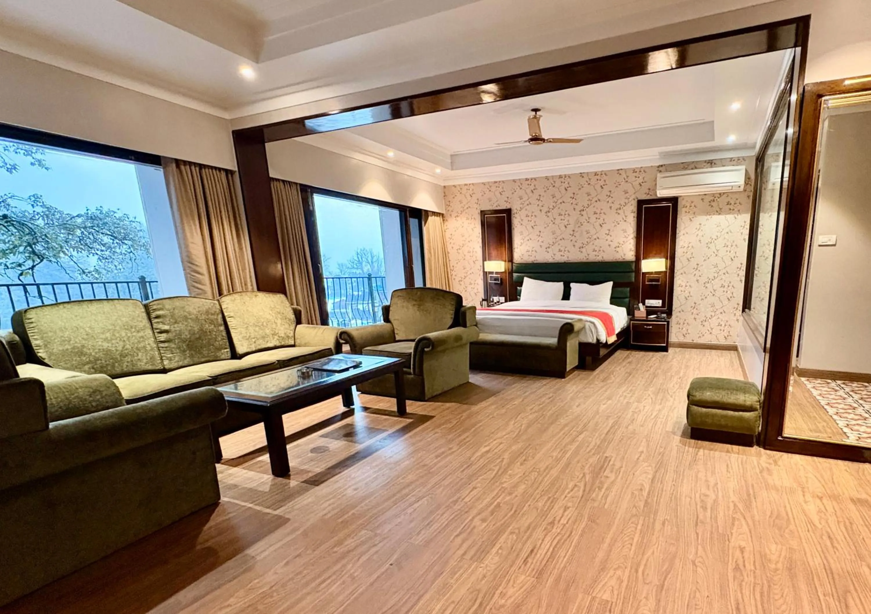 Living room, Bed in Indraprastha Resort Dalhousie