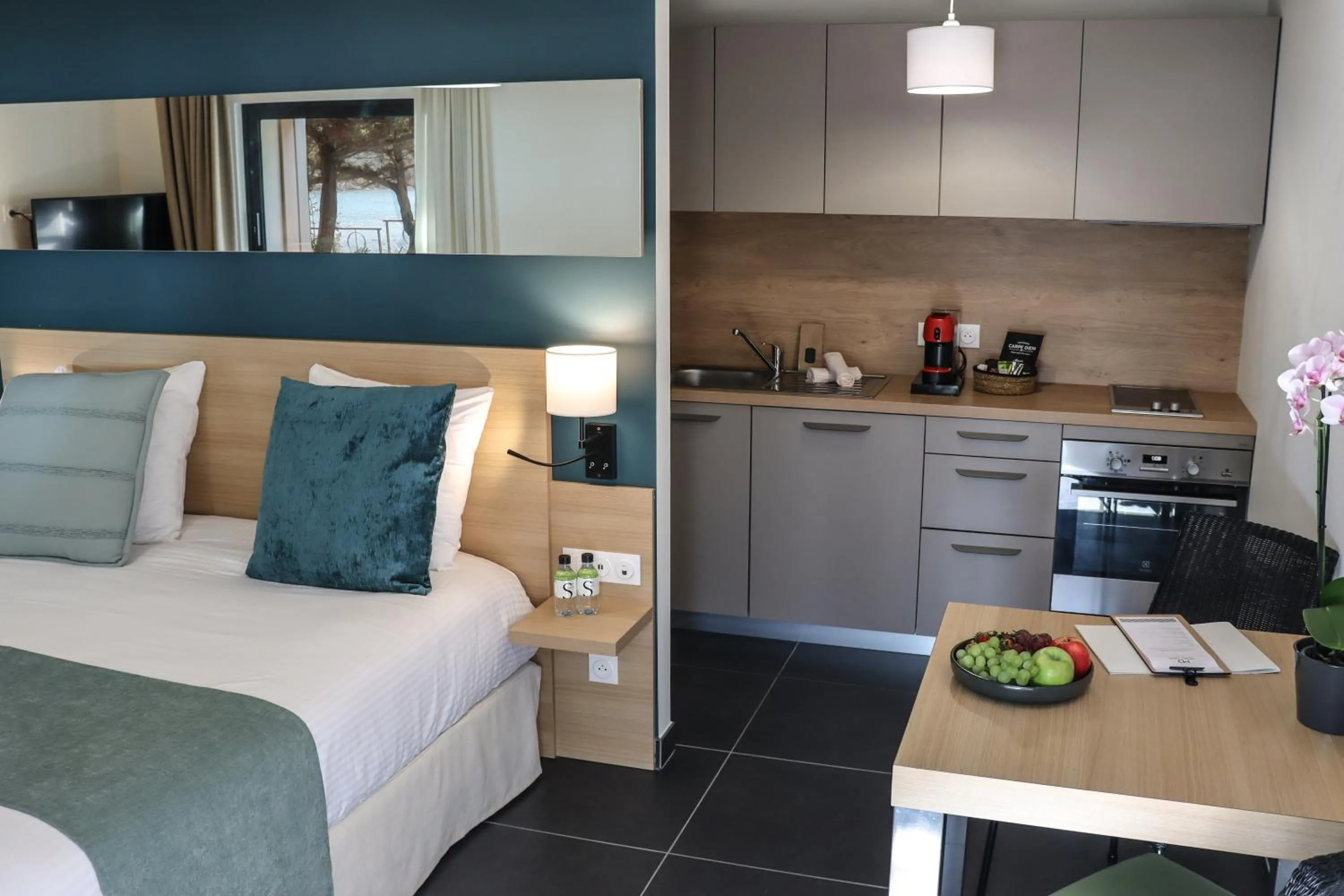 Kitchen or kitchenette, Bed in Hôtel & Lodges Moby Dick