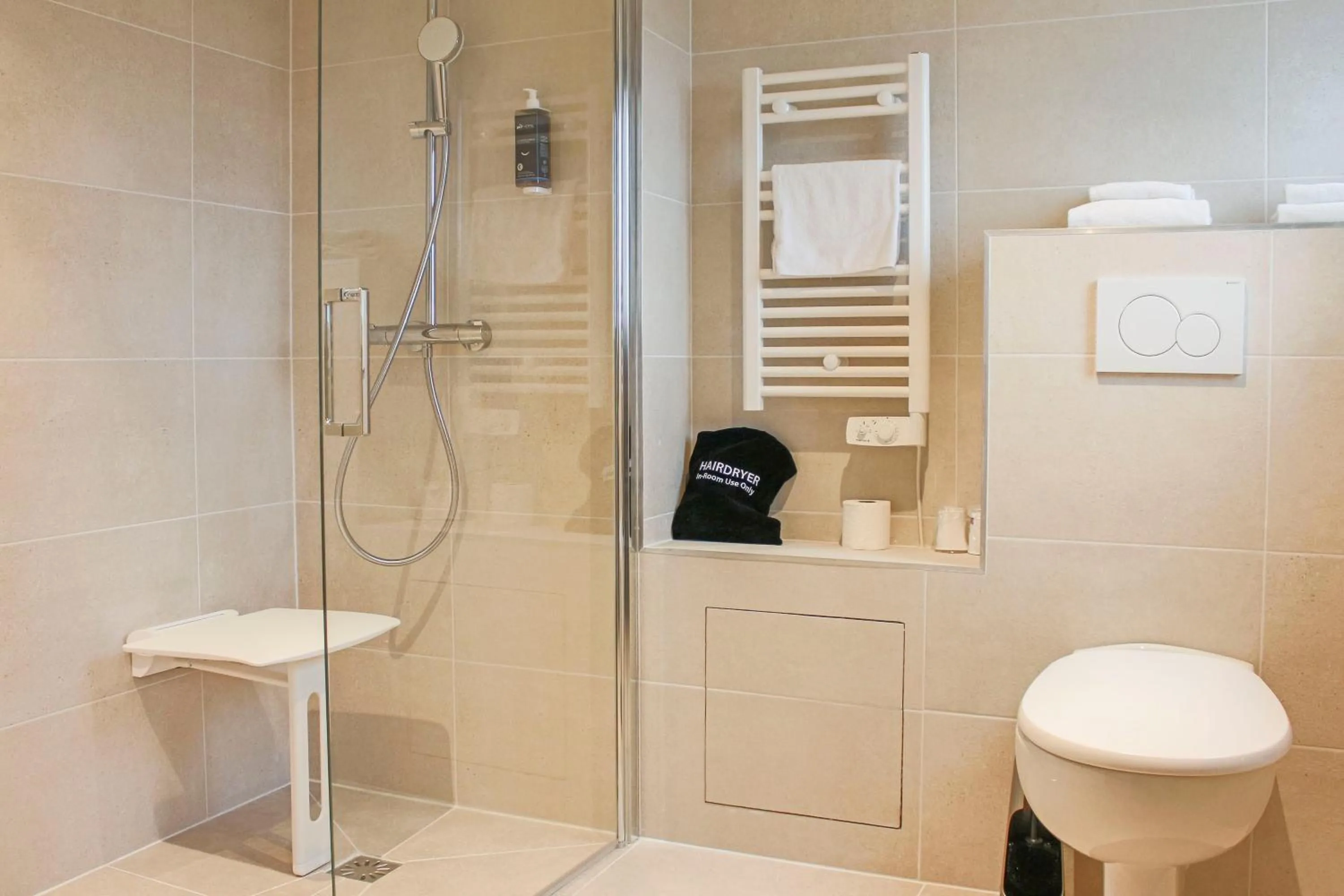 Shower in Brit Hotel Bordeaux Aéroport - Le Soretel