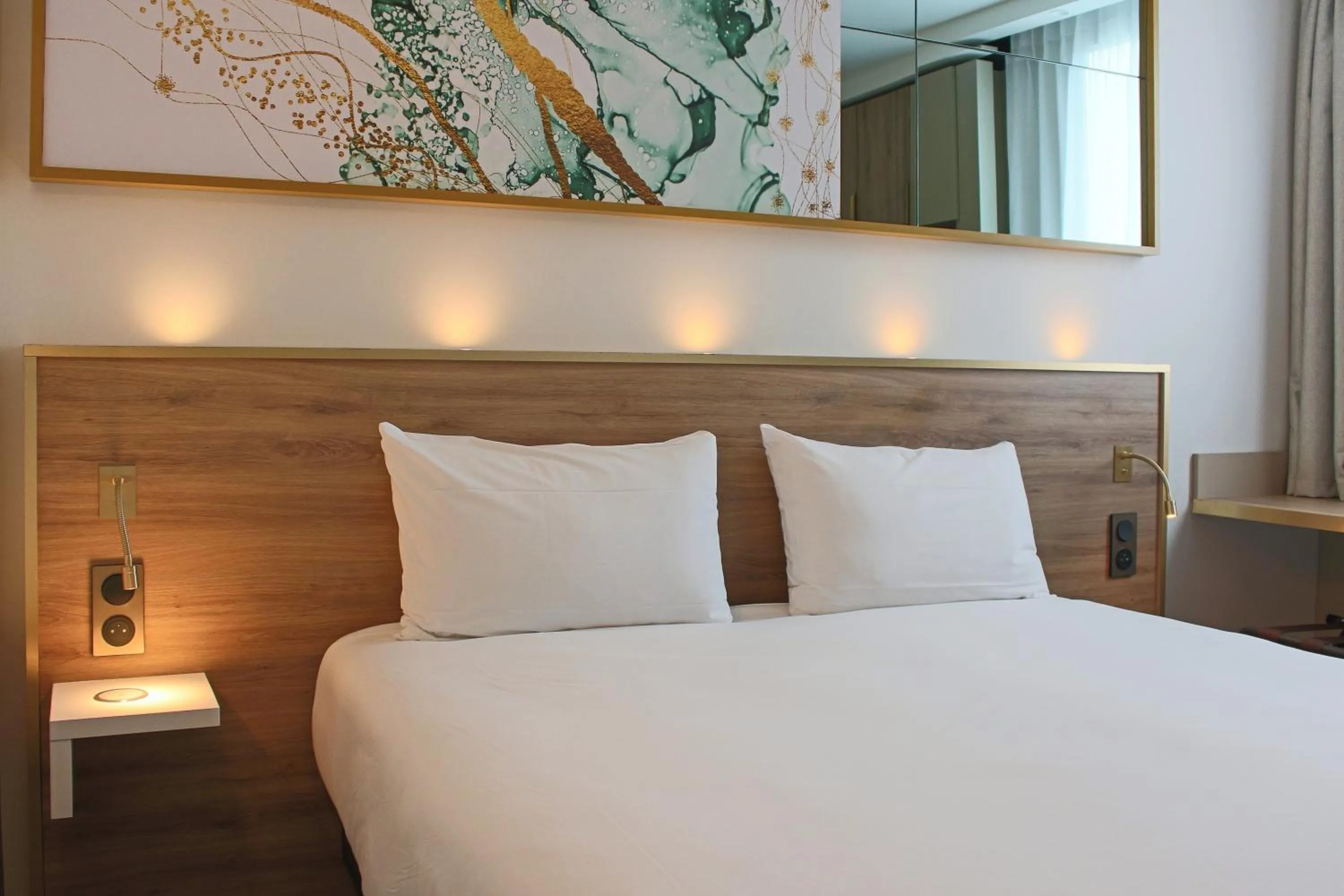 Bedroom, Bed in Brit Hotel Bordeaux Aéroport - Le Soretel