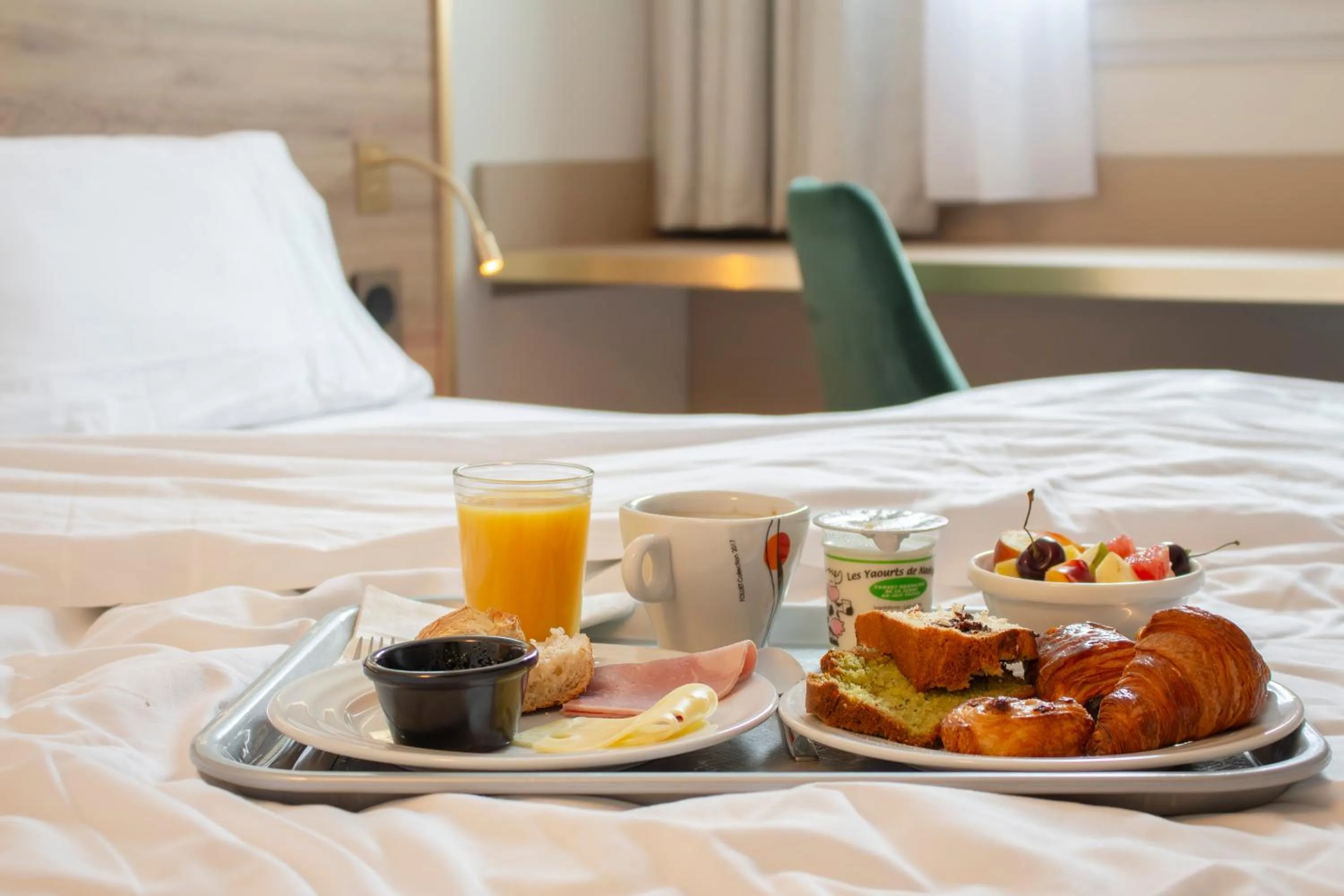 Bed in Brit Hotel Bordeaux Aéroport - Le Soretel