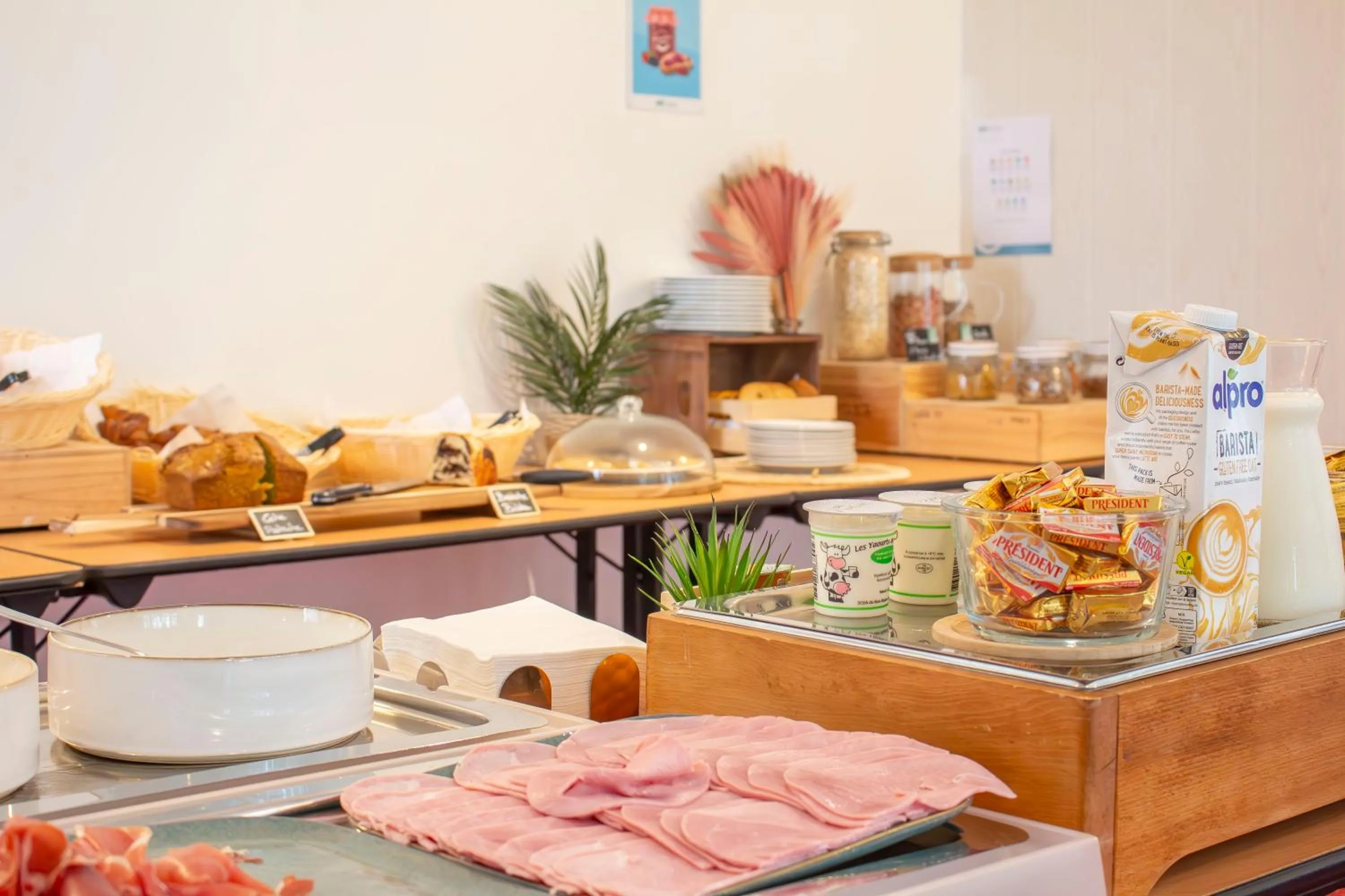 Buffet breakfast in Brit Hotel Bordeaux Aéroport - Le Soretel