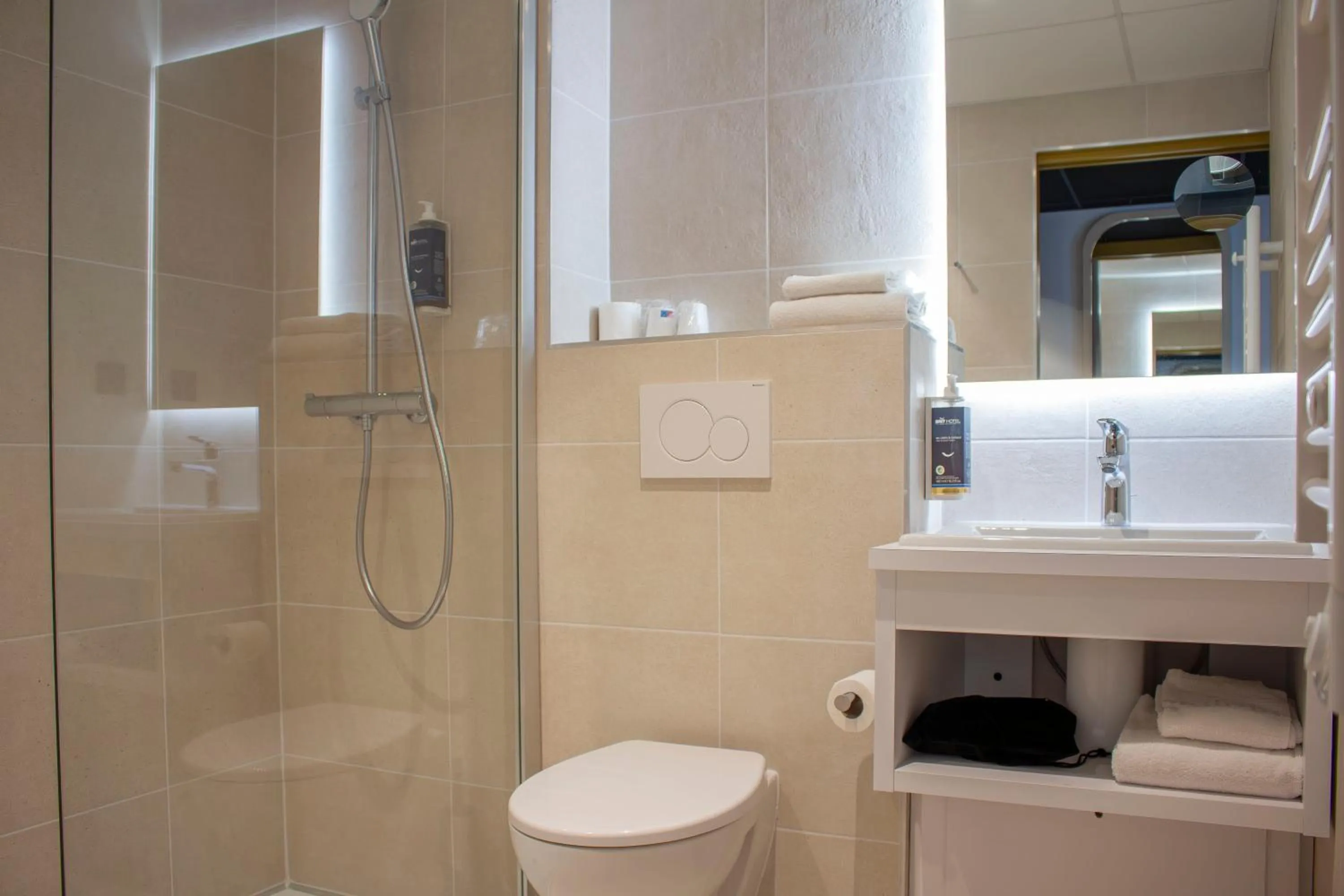 Shower in Brit Hotel Bordeaux Aéroport - Le Soretel