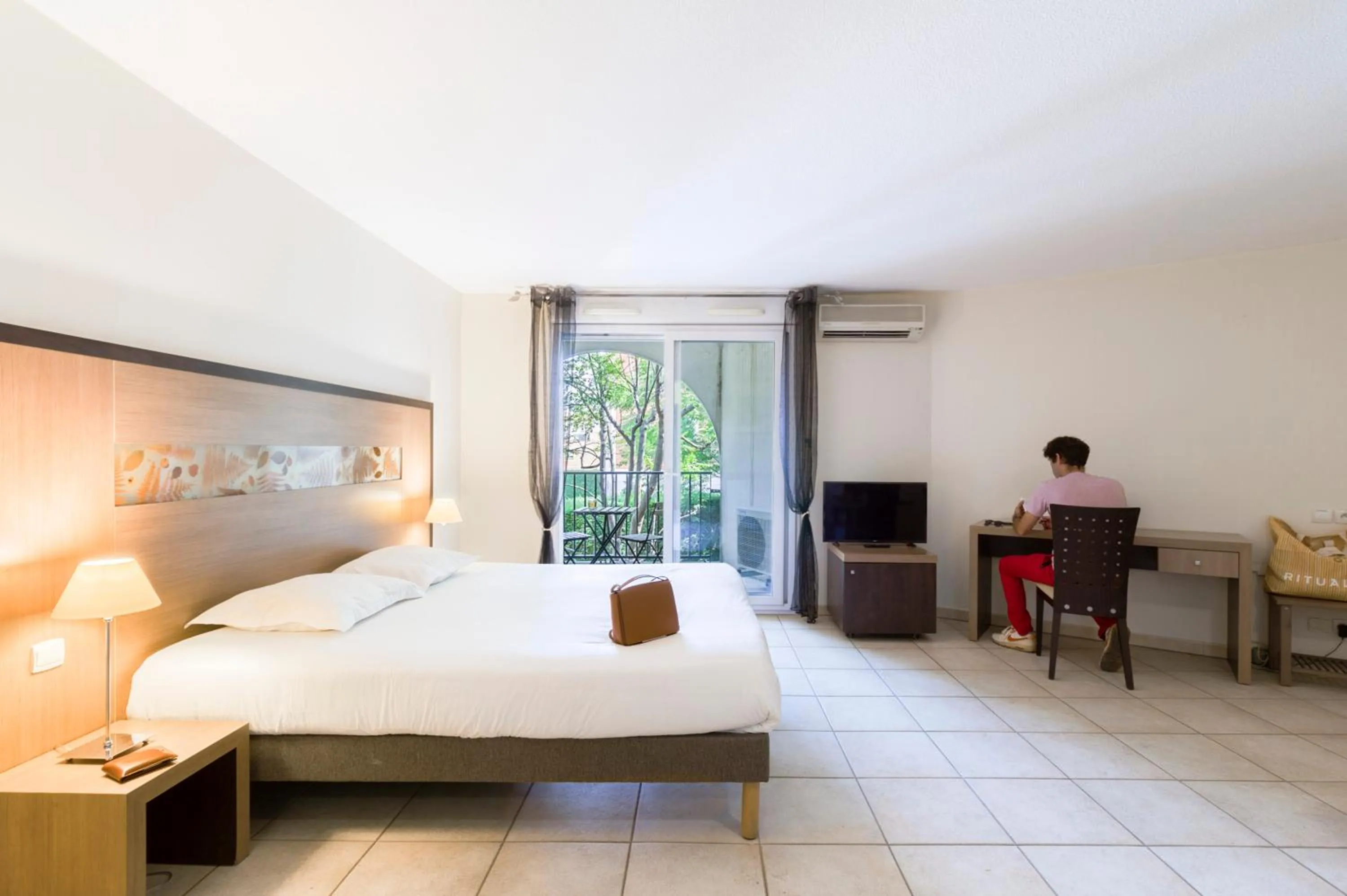 Bedroom, Bed in Garden & City Aix En Provence - Rousset