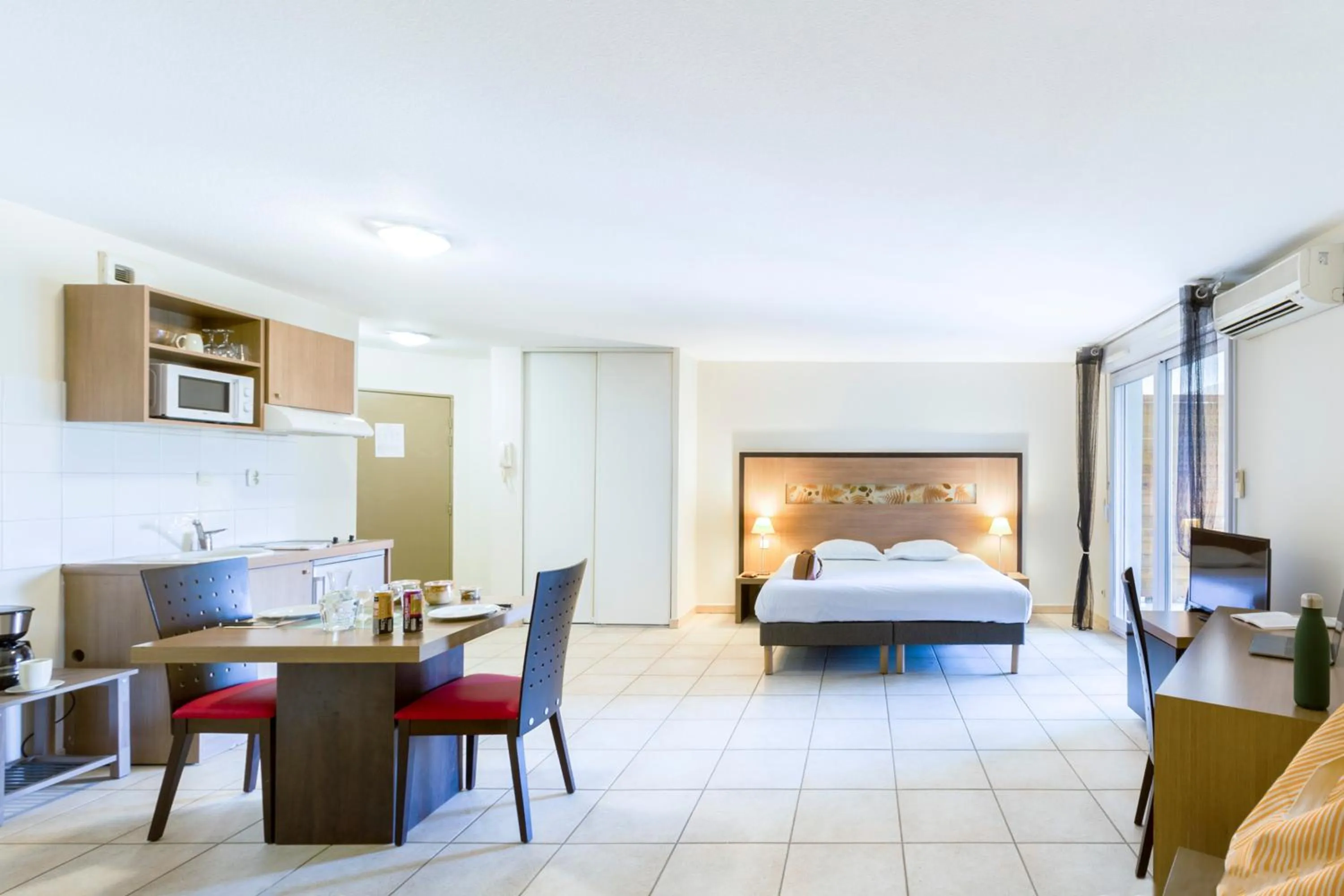 Kitchen or kitchenette, Bed in Garden & City Aix En Provence - Rousset