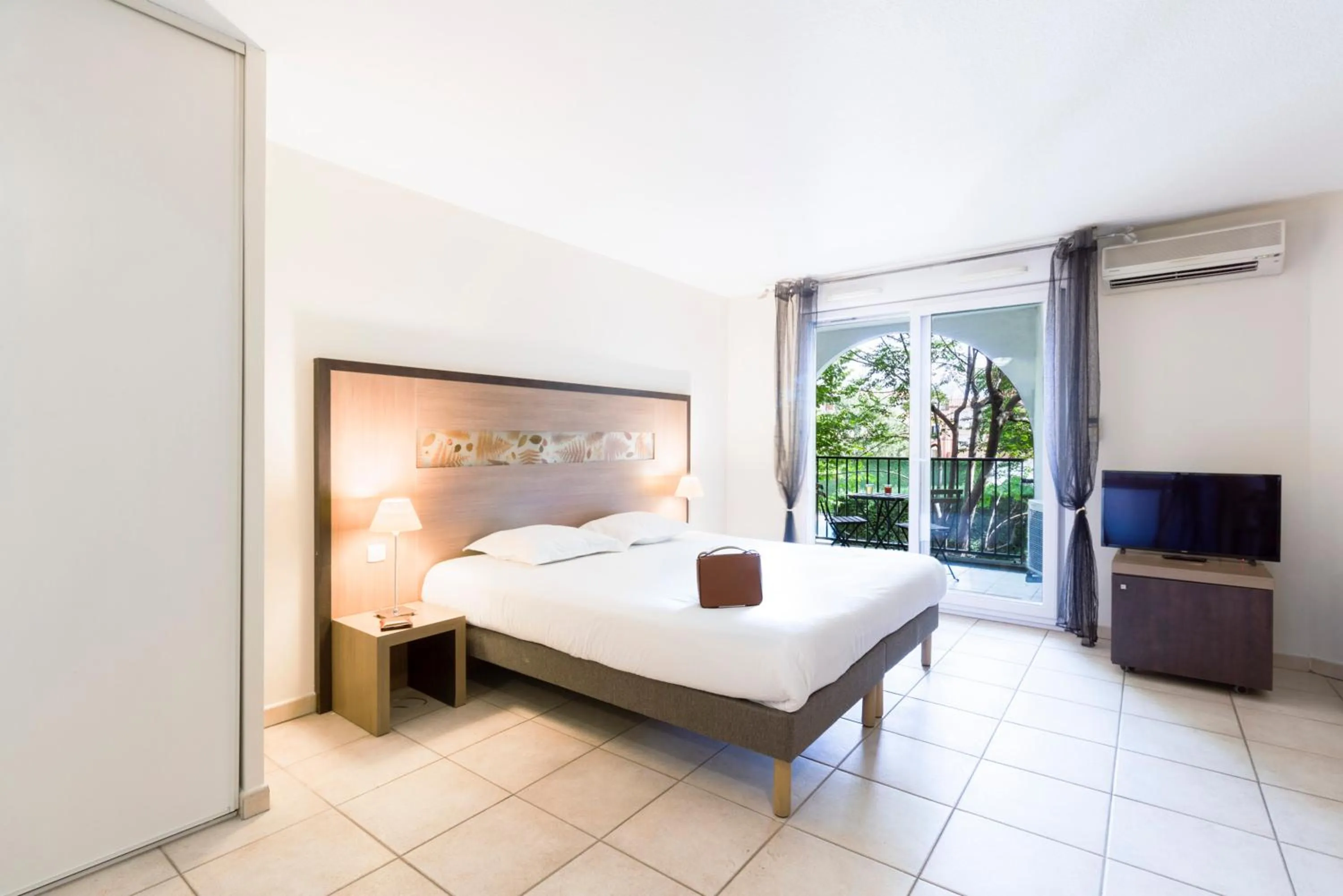 Photo of the whole room, Bed in Garden & City Aix En Provence - Rousset
