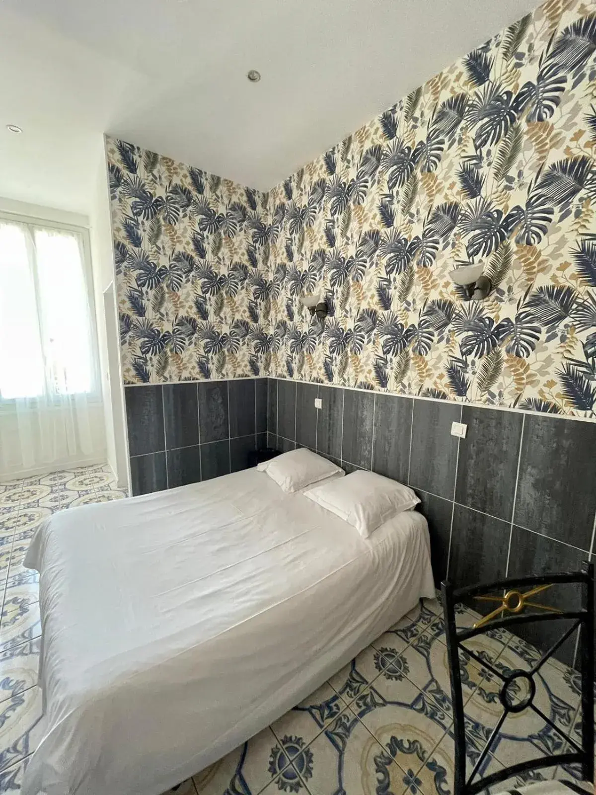 Double room with shower and toilet outside - single occupancy in Interlaken Double room with shower and toilet outside - single occupancy in Interlaken