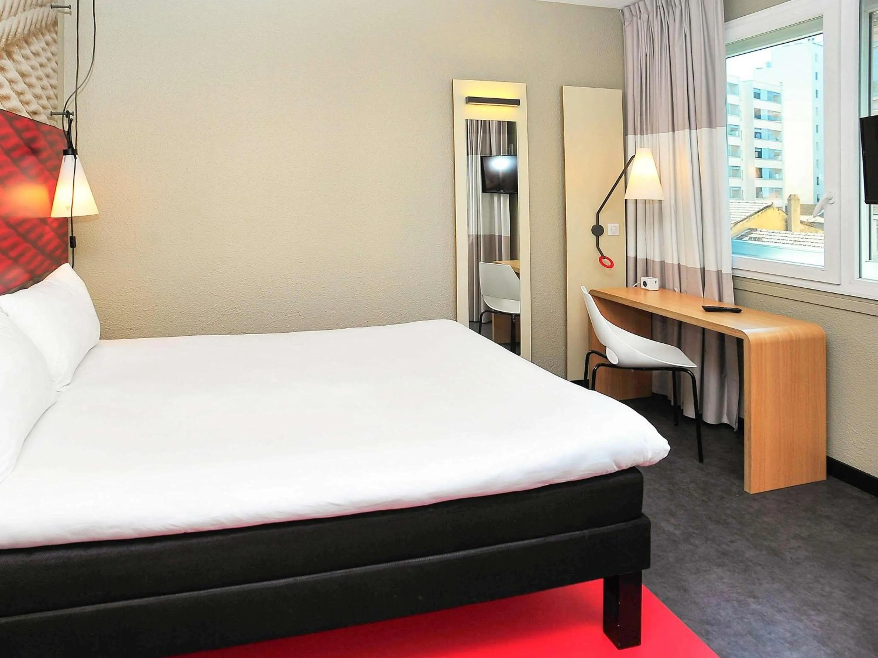 Bedroom, Bed in ibis Lyon Centre