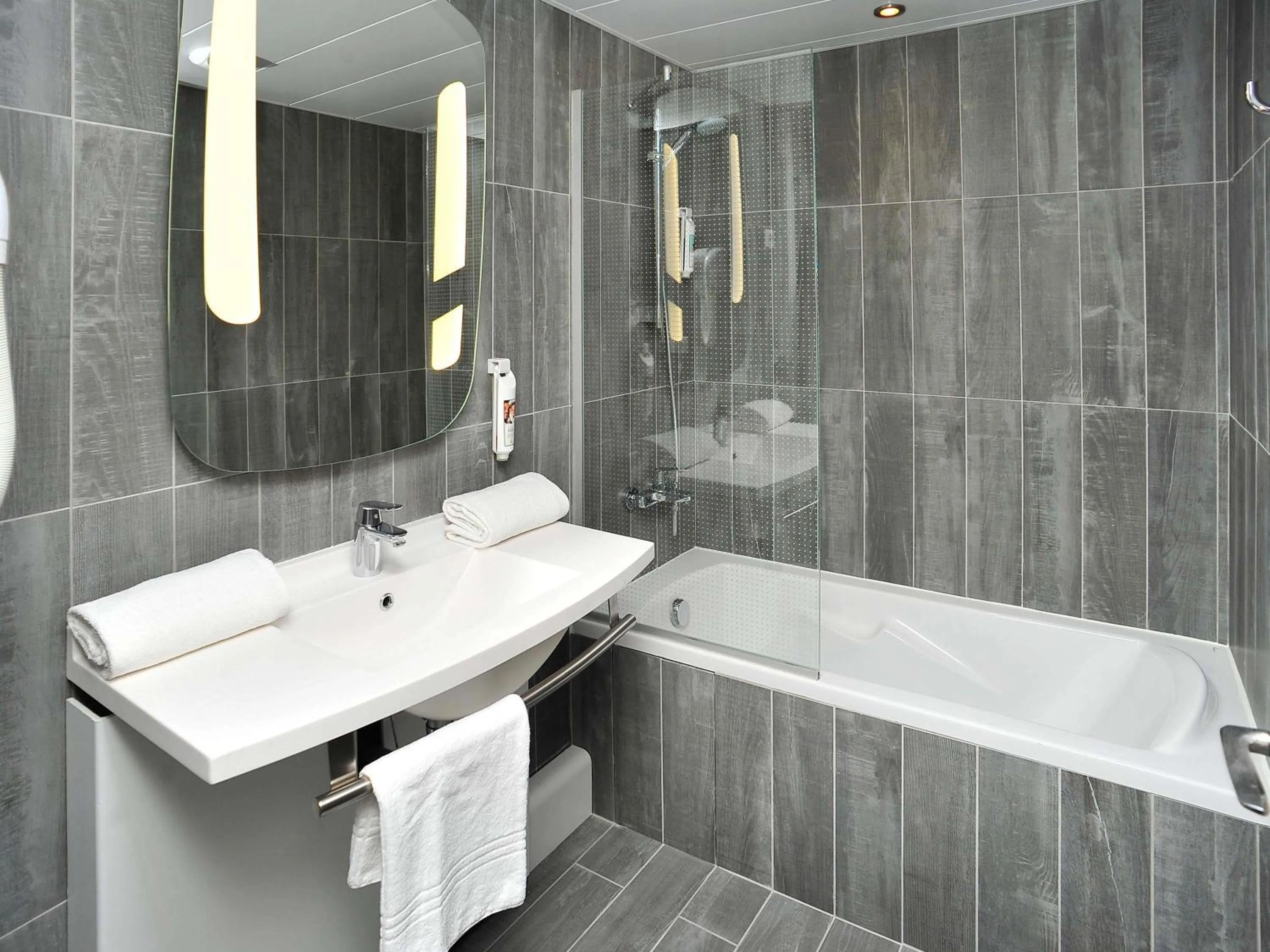 Bedroom in ibis Lyon Centre