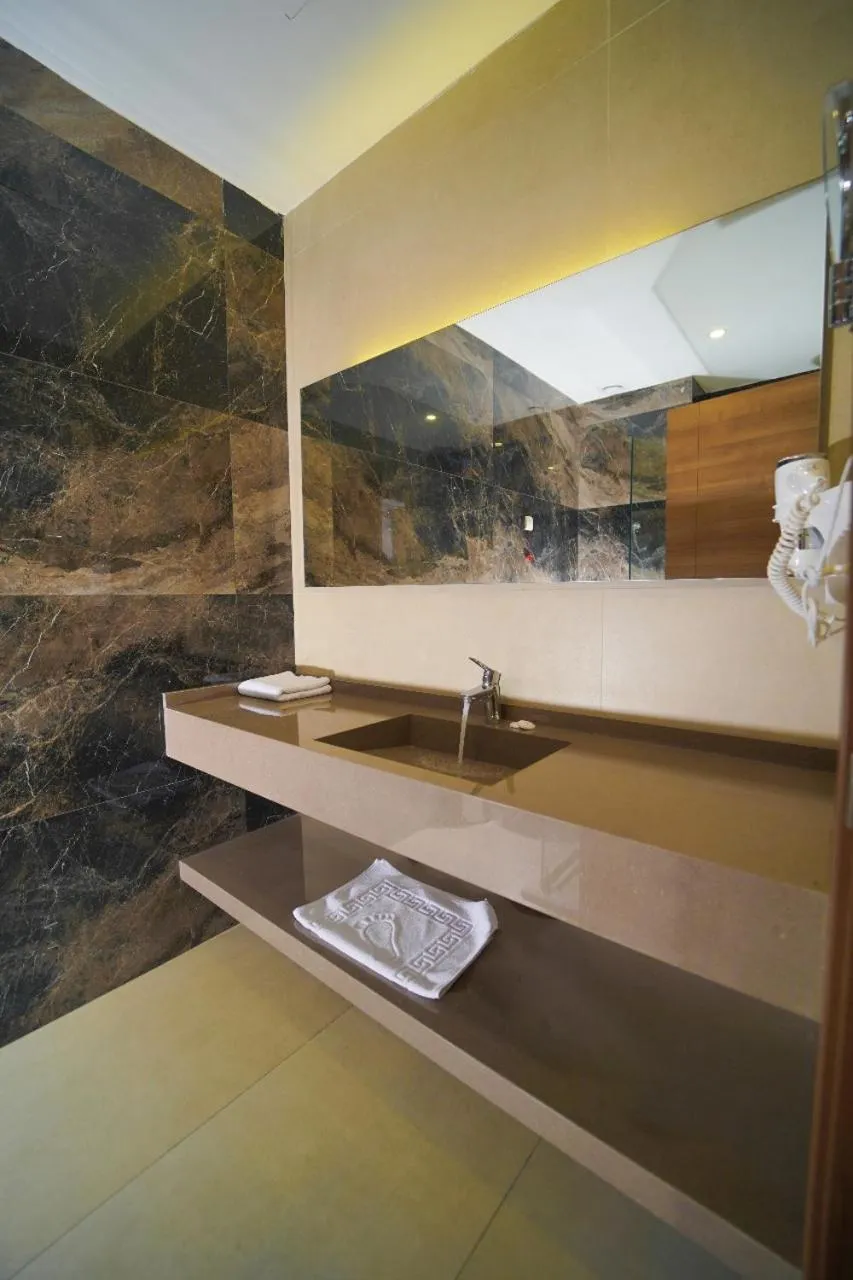 Bathroom in Darin Plaza Hotel