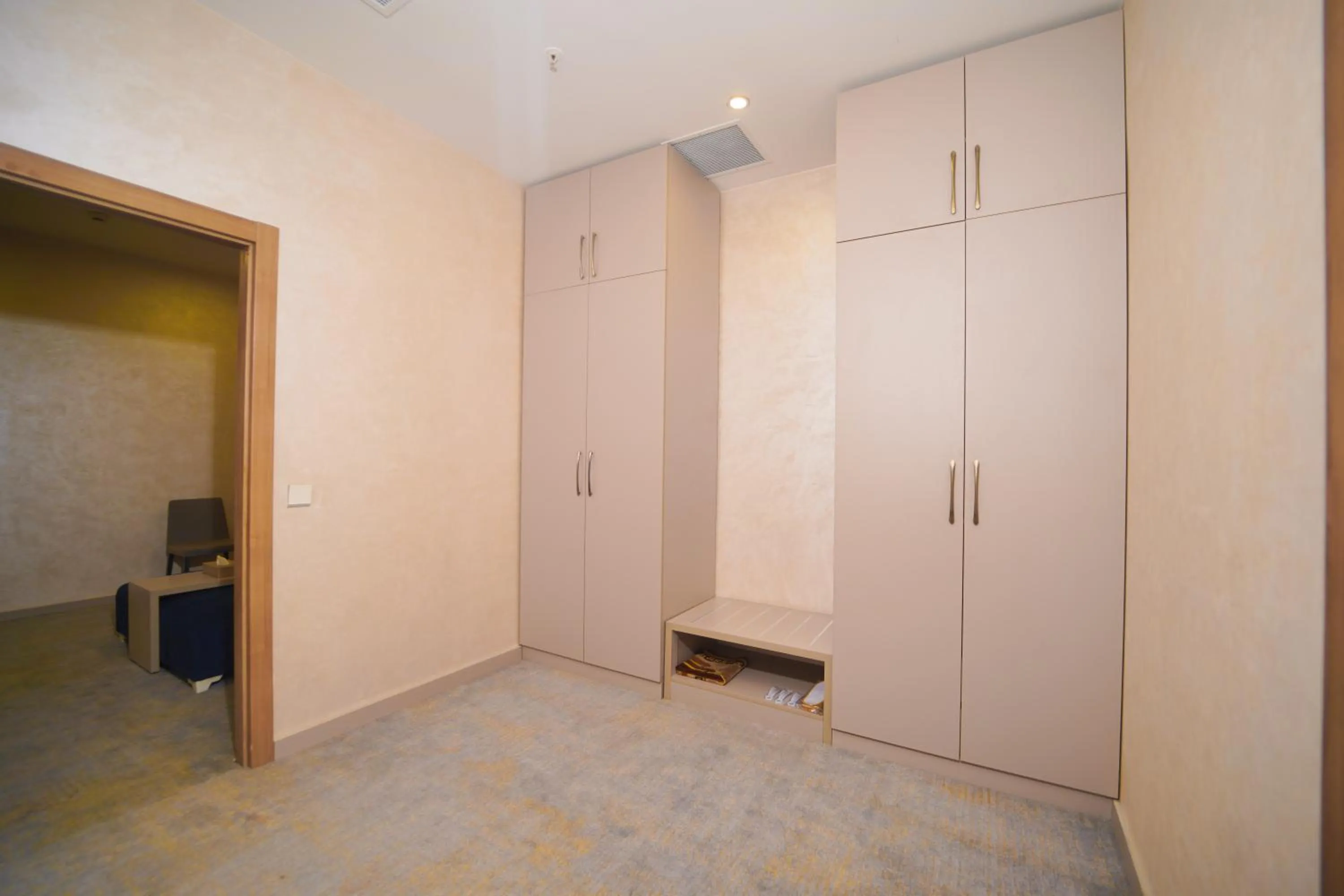 wardrobe in Darin Plaza Hotel