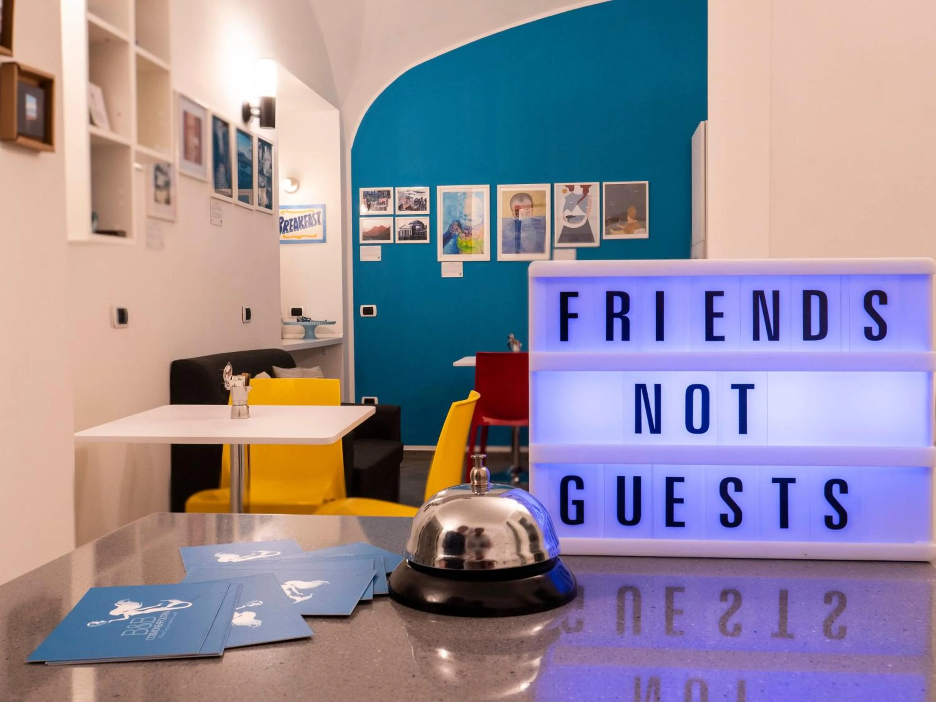 Communal lounge/ TV room in B&B Cosmoneapolitan