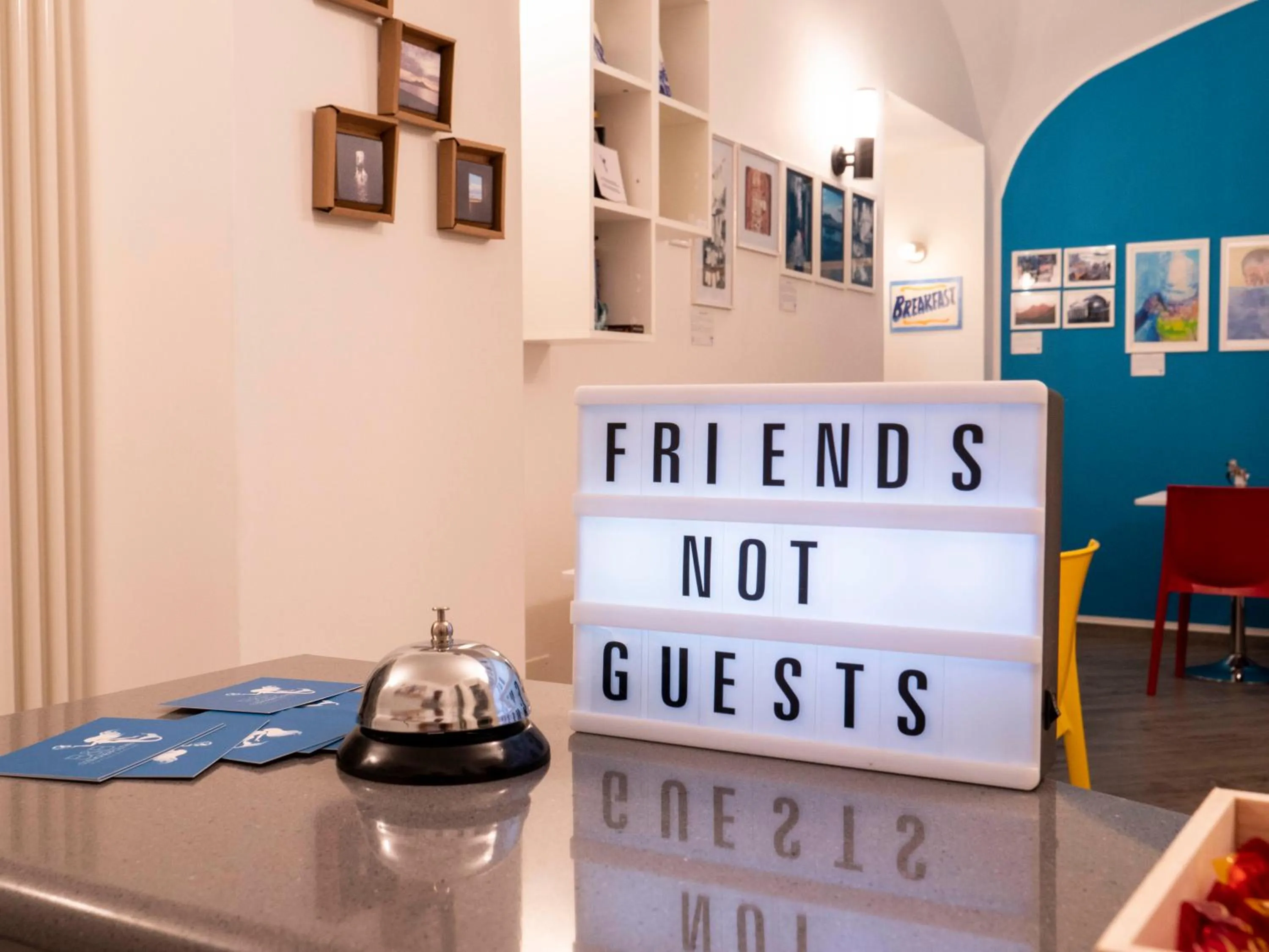 Communal lounge/ TV room in B&B Cosmoneapolitan