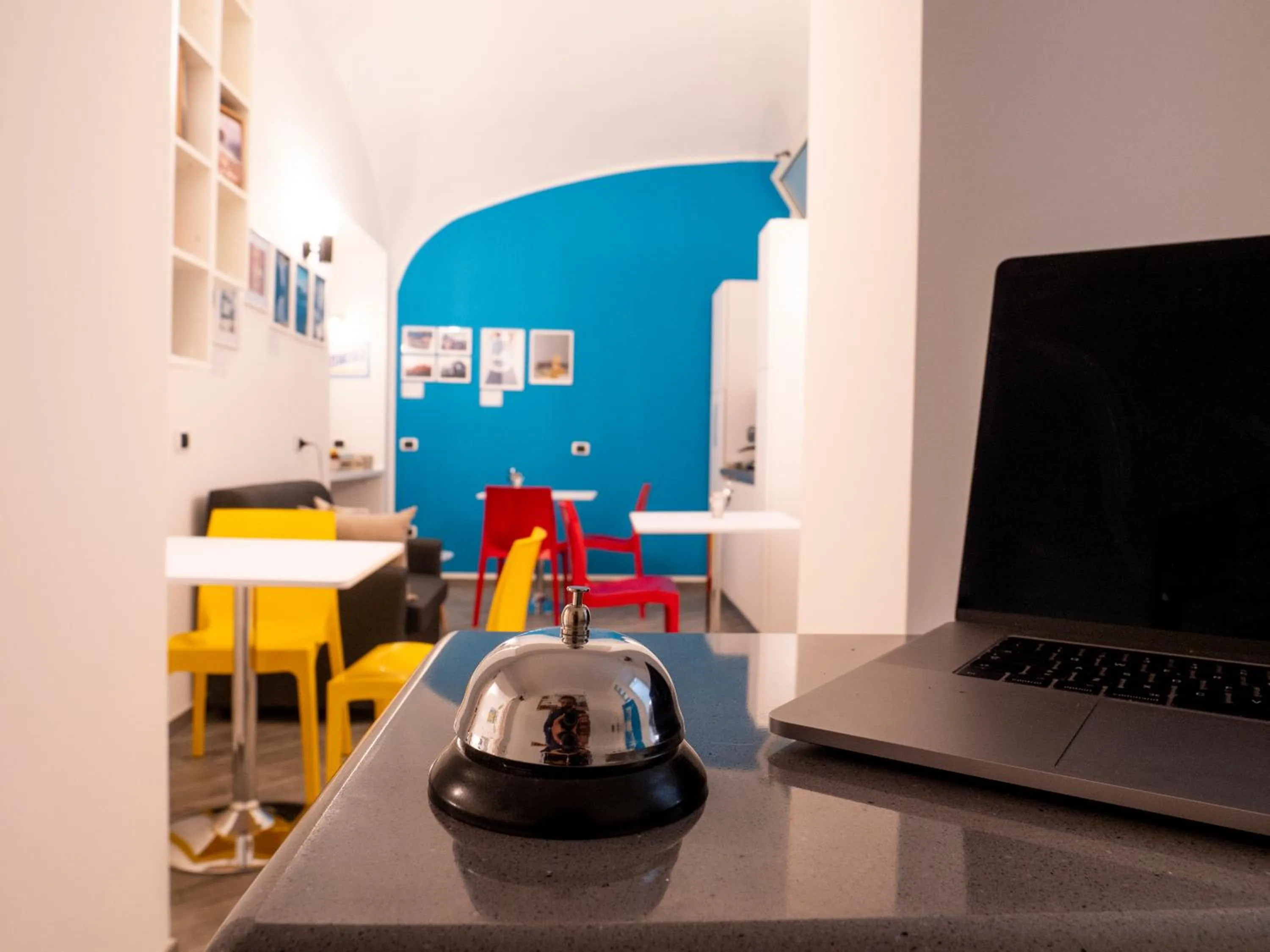 Communal lounge/ TV room in B&B Cosmoneapolitan