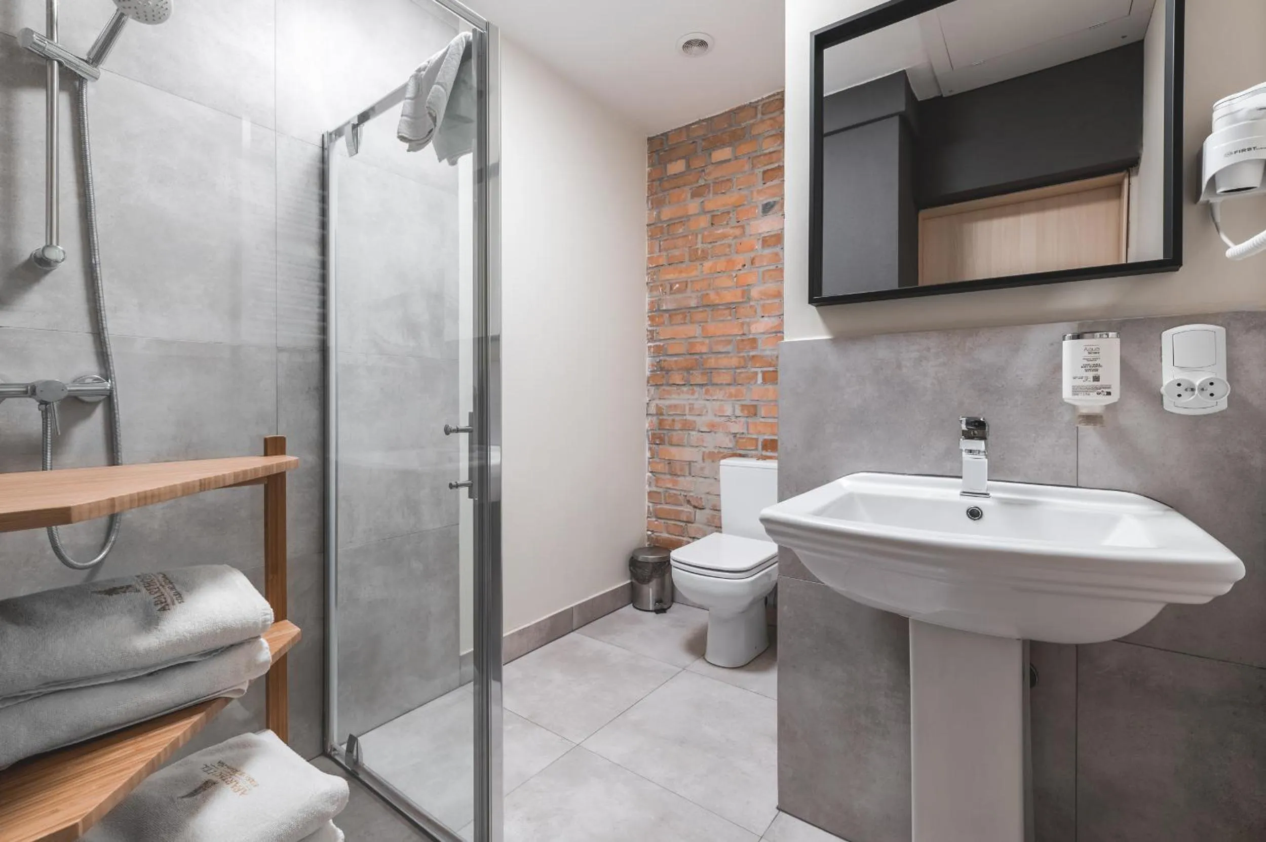 Shower in Aparthotel Stara Przędzalnia