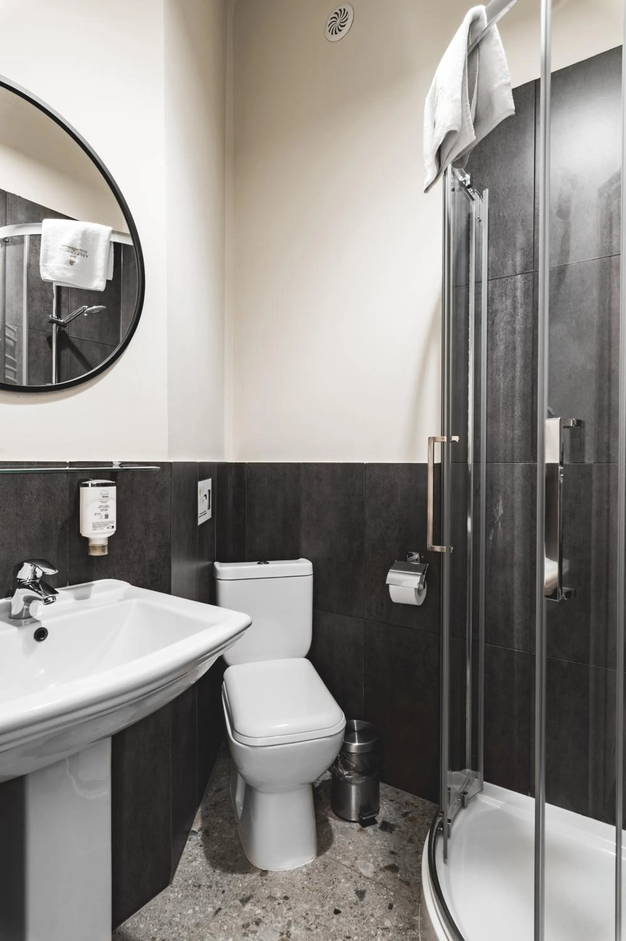 Shower in Aparthotel Stara Przędzalnia