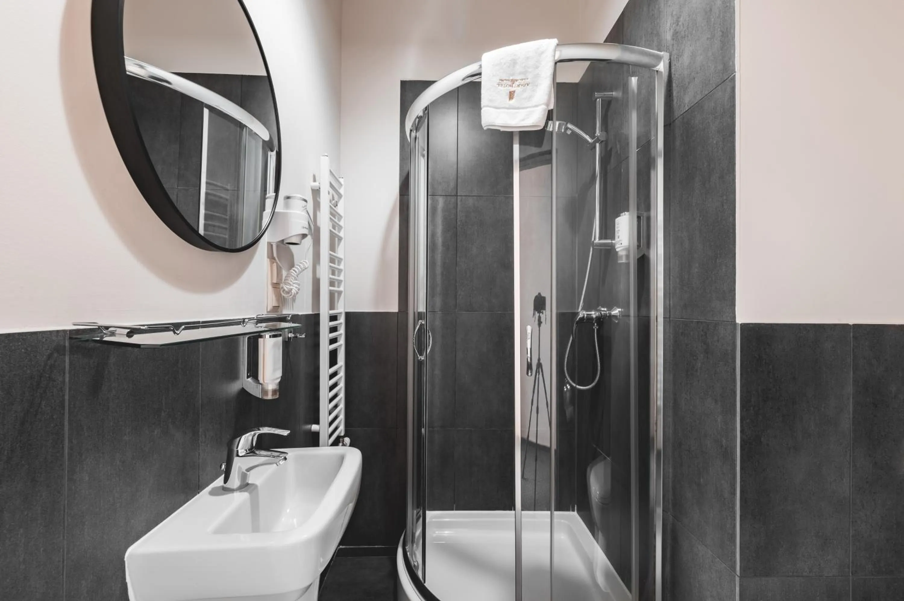 Shower in Aparthotel Stara Przędzalnia