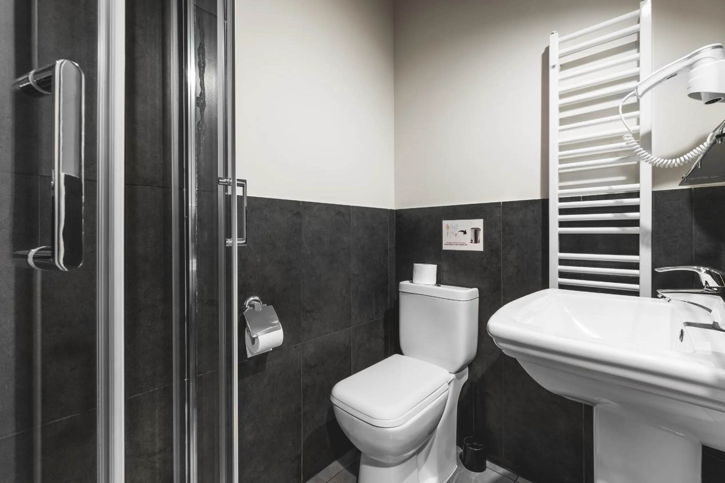 Shower in Aparthotel Stara Przędzalnia