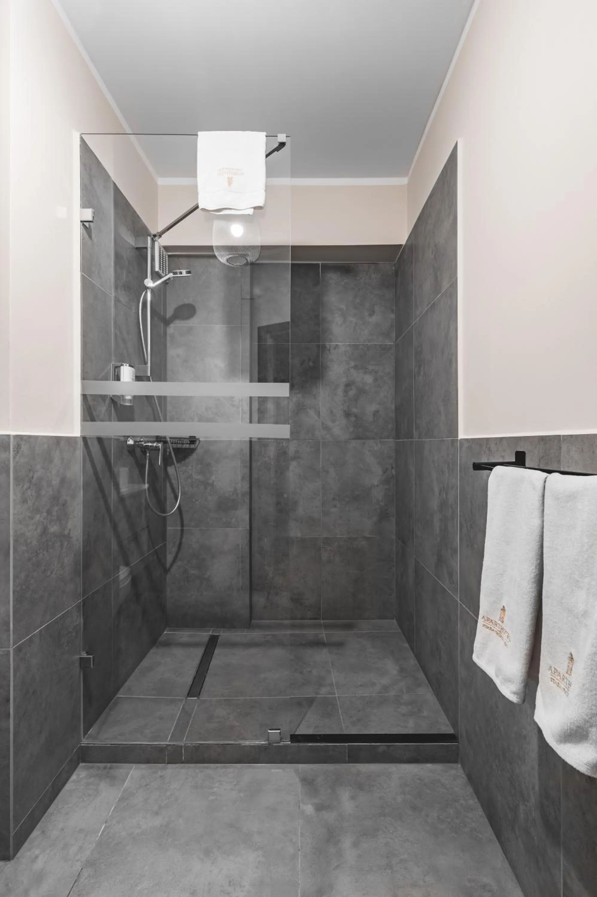 Shower in Aparthotel Stara Przędzalnia