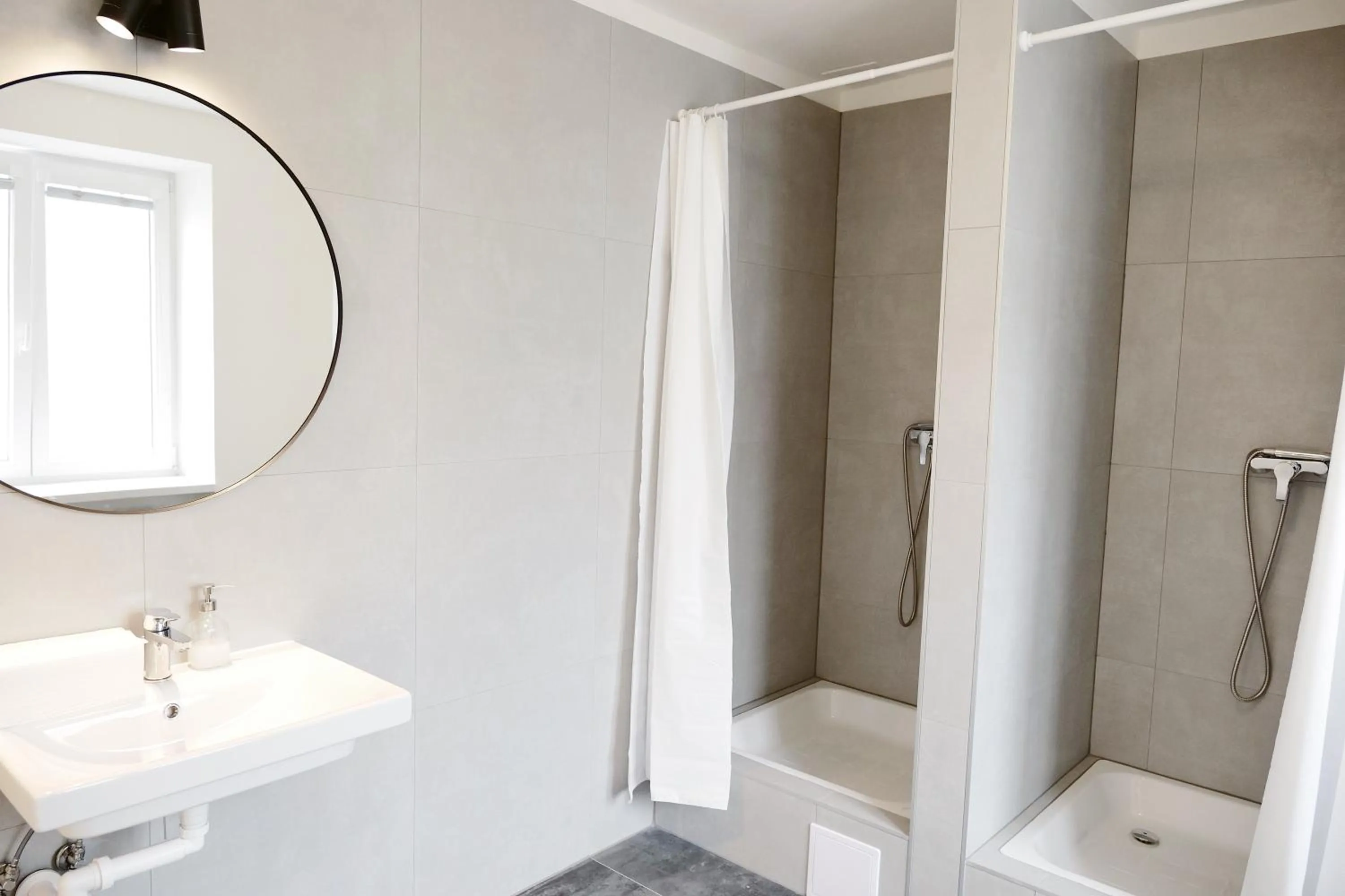 Shower in Schöndorf Hostel - virtual reception