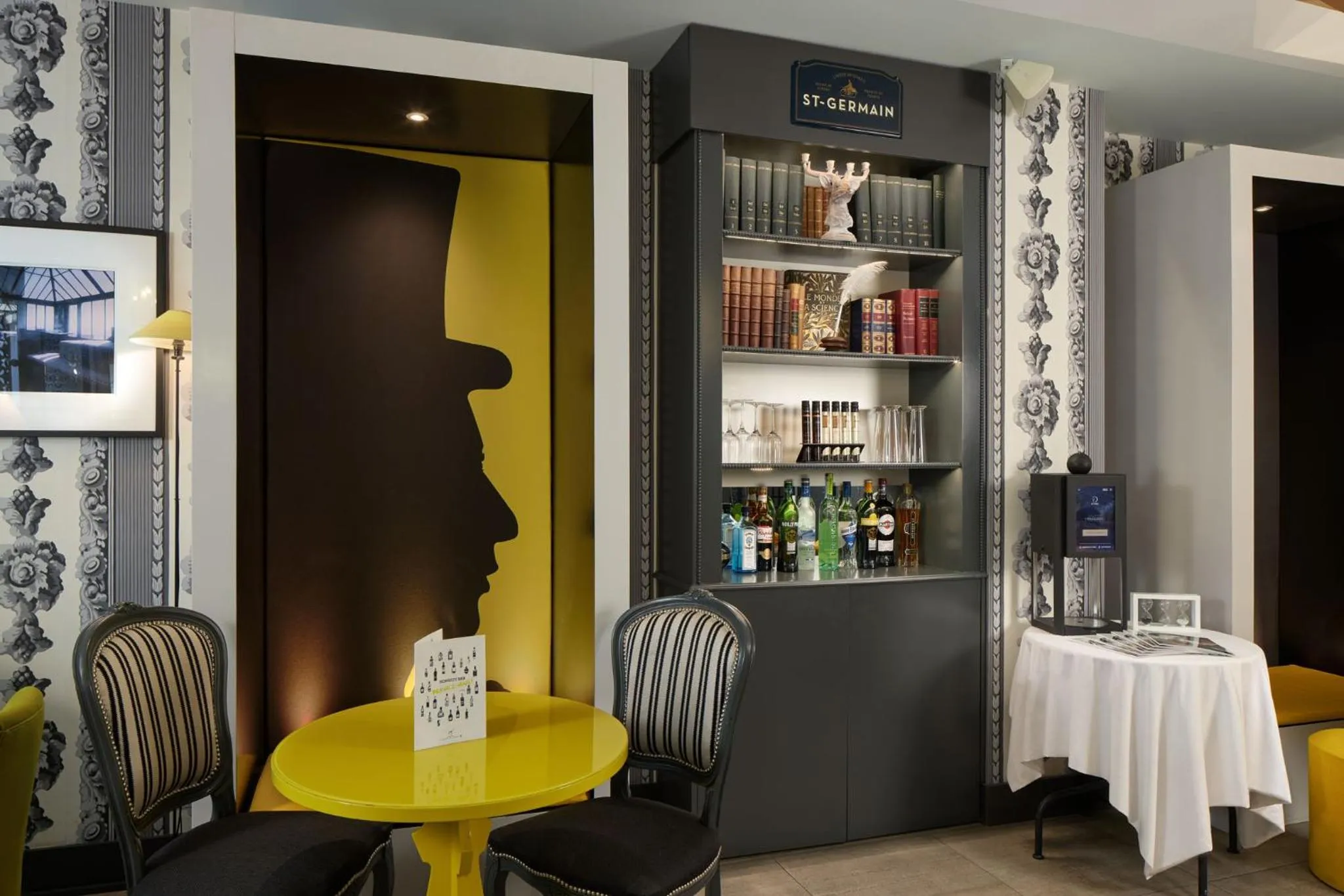 Lounge or bar in Les Plumes Hotel