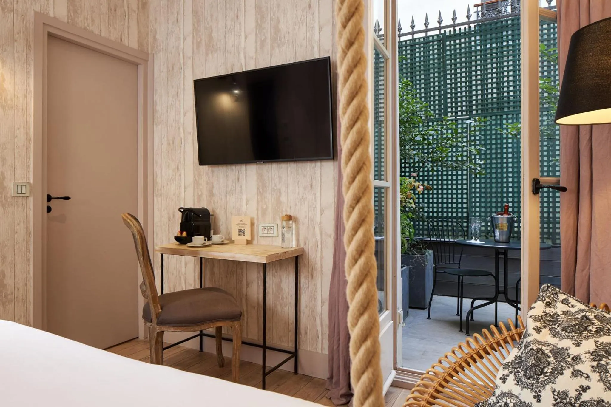 Patio, Bed in Les Plumes Hotel