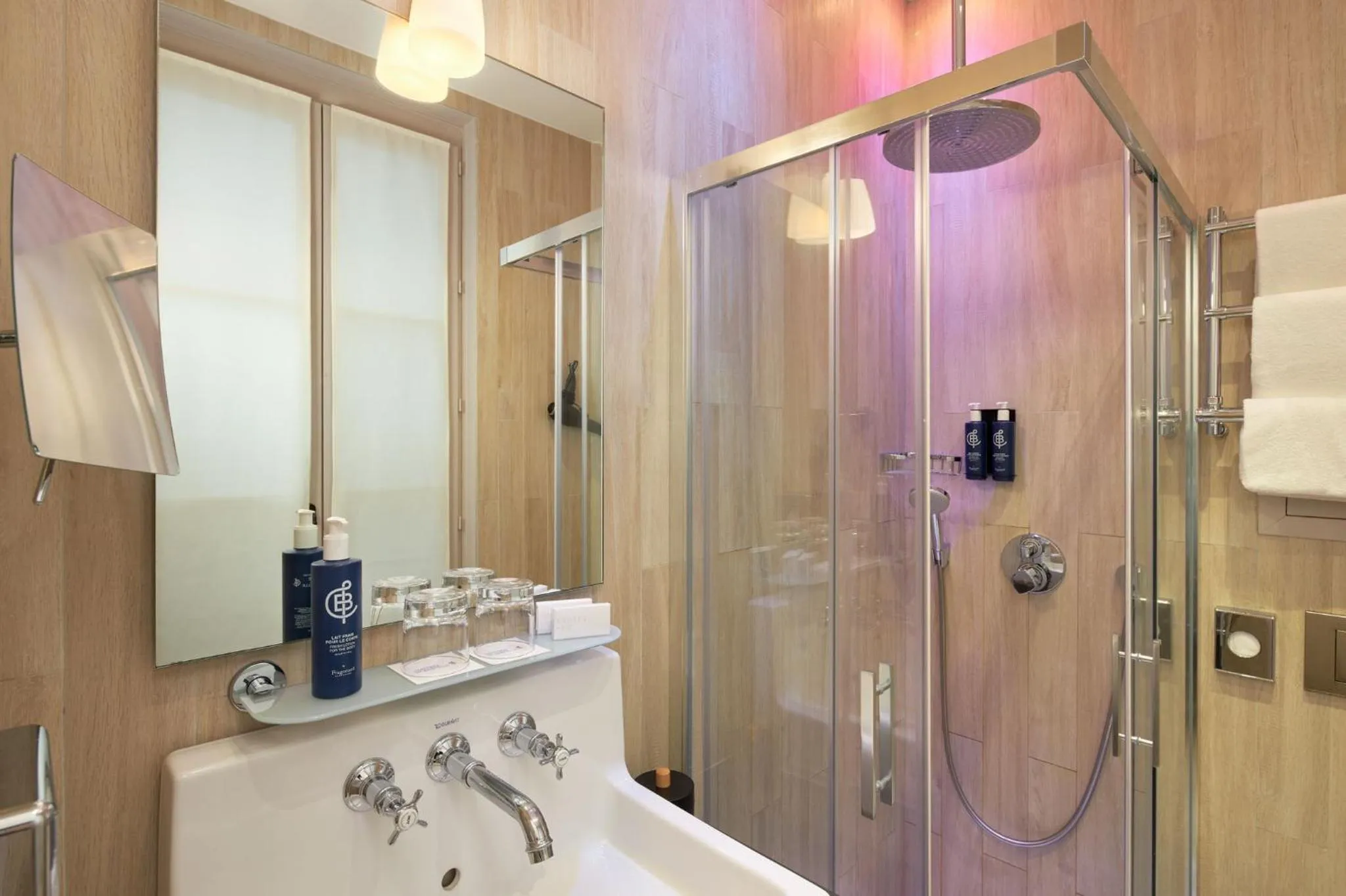 Shower in Les Plumes Hotel