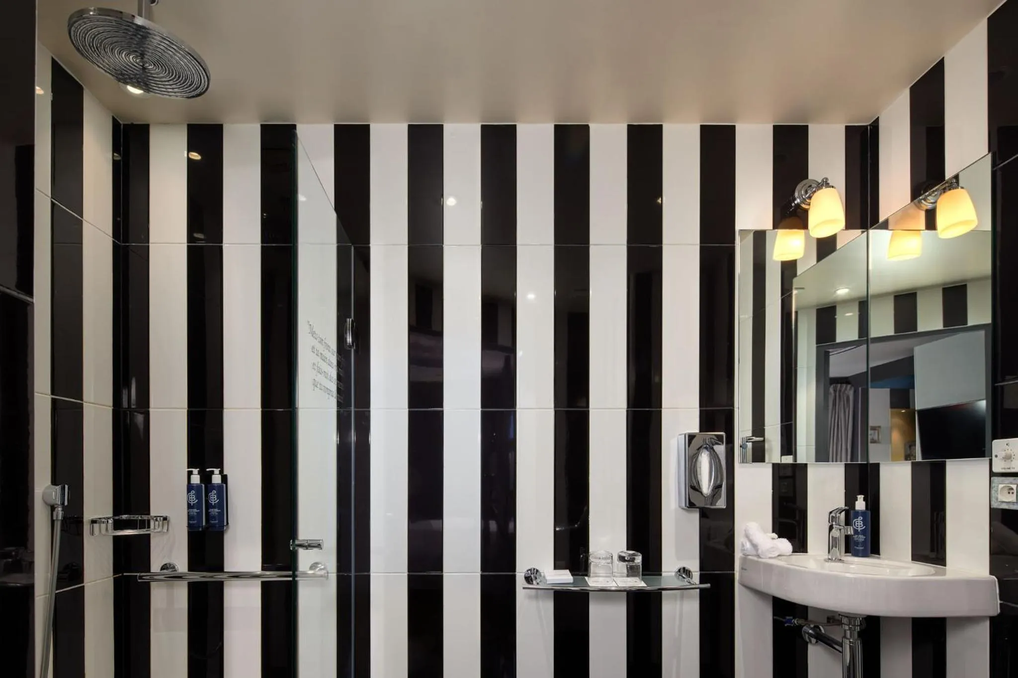 Shower in Les Plumes Hotel