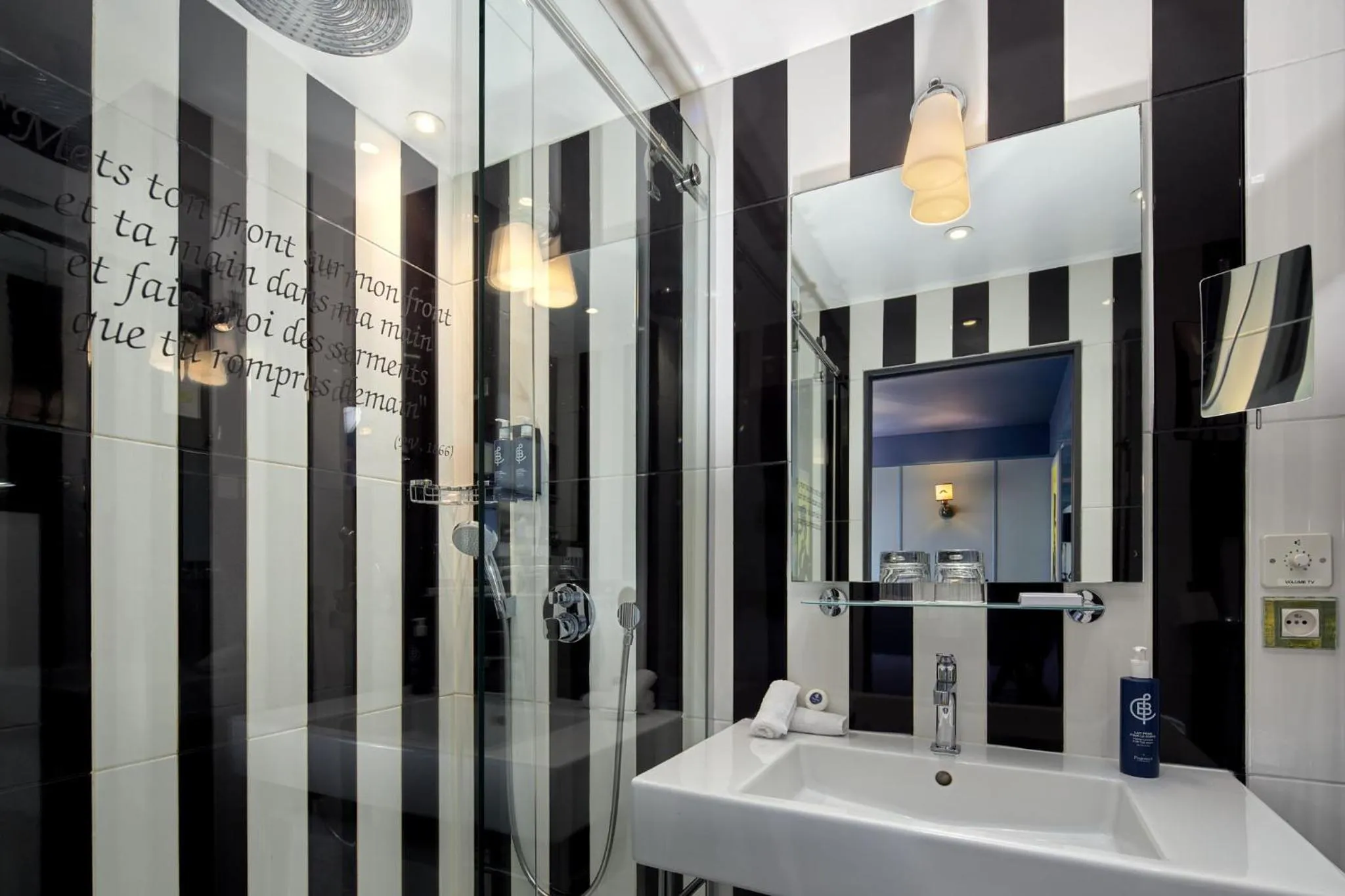 Shower in Les Plumes Hotel