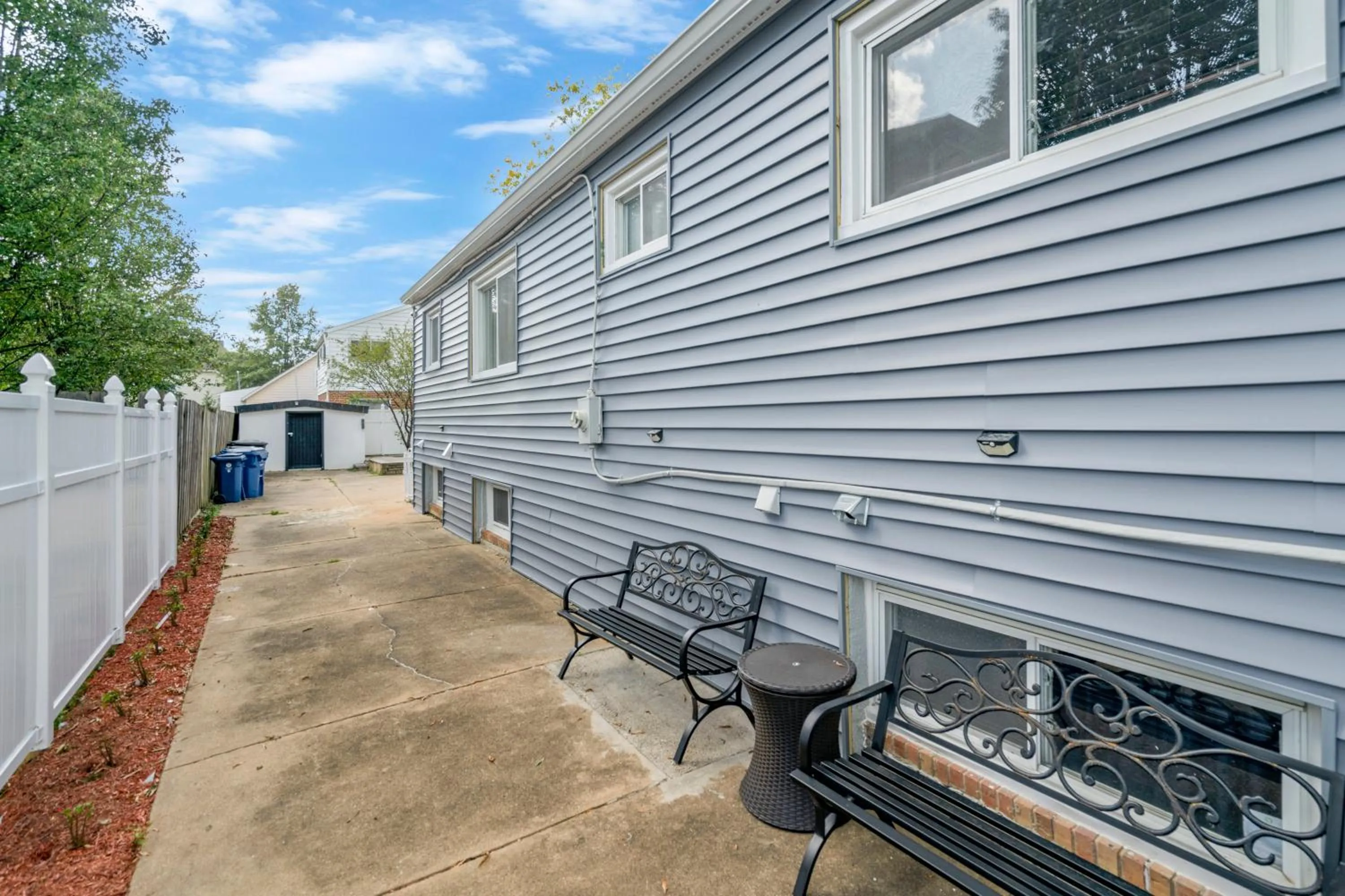 Property building in Beautiful 2 bedroom 1 bath Unit