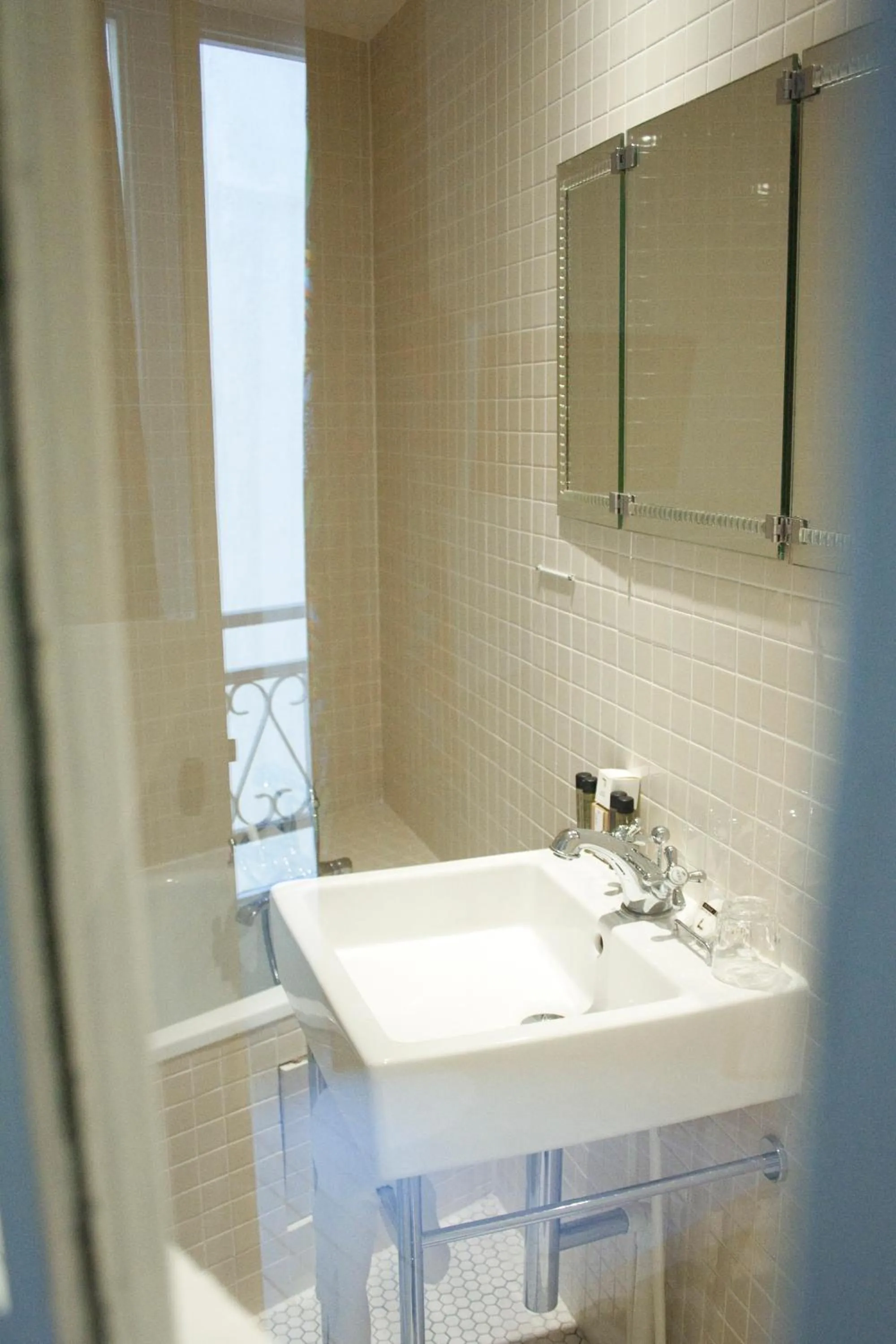 Bathroom in Hôtel du Temps Paris