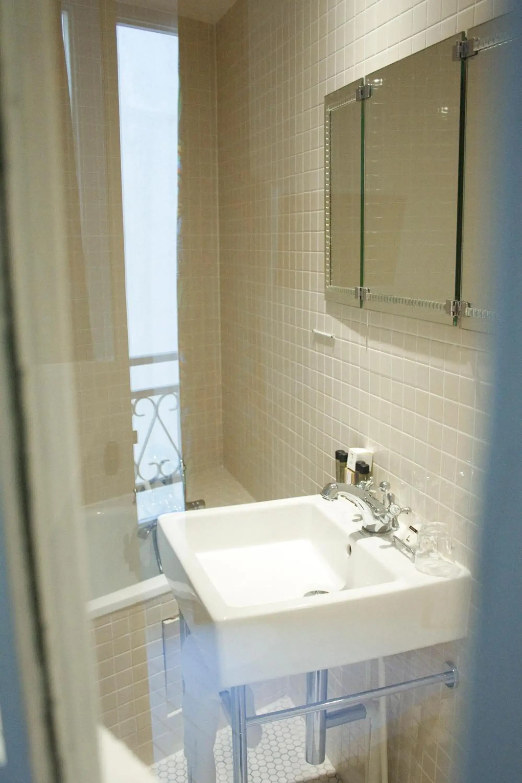 Standard Double Room in Hôtel du Temps Paris Standard Double Room in Hôtel du Temps Paris