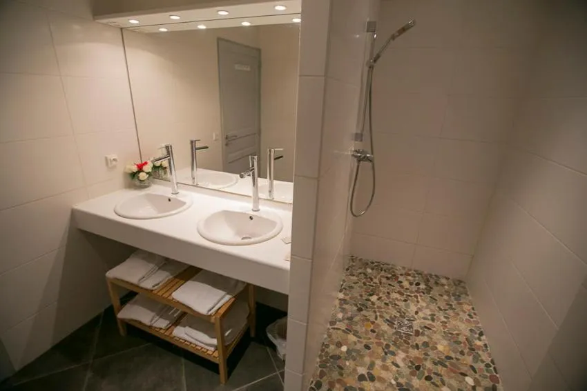 Shower in Le Grand Large Bord de Mer Hotel & Appartements