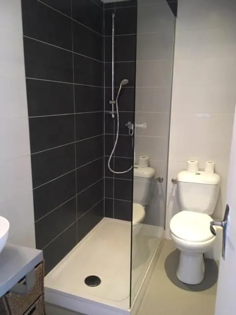 Bathroom in Le Grand Large Bord de Mer Hotel & Appartements