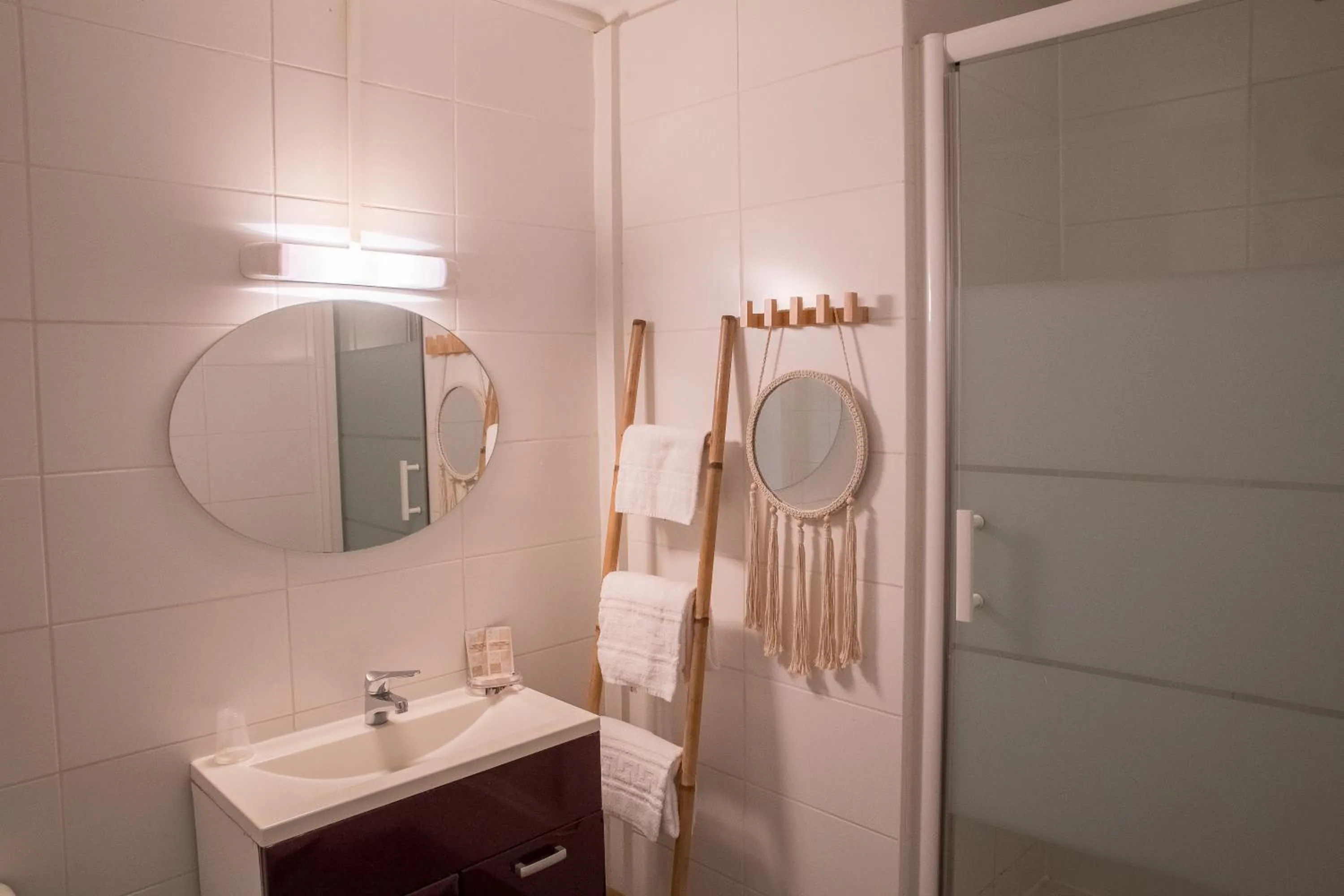 Bathroom in Le Grand Large Bord de Mer Hotel & Appartements