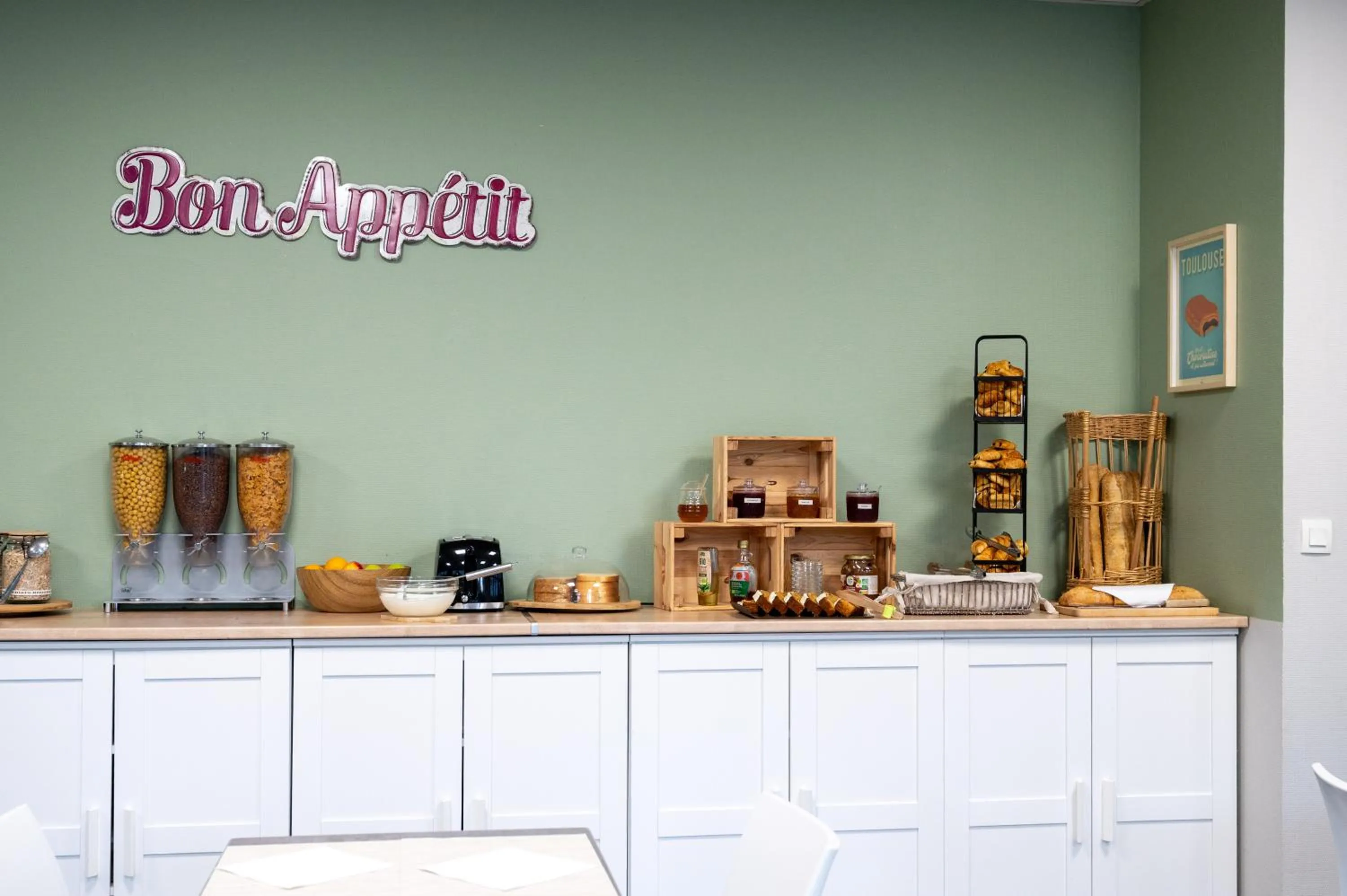 Buffet breakfast in Comfort Aparthotel Toulouse Métropole