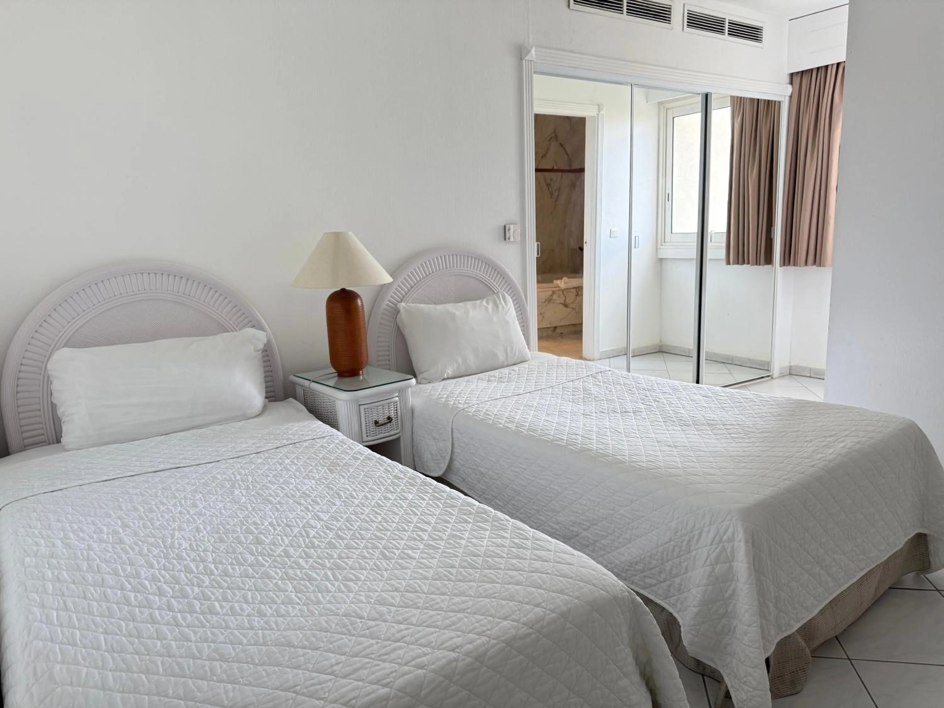 Bedroom, Bed in Sapphire Beach Club Resort