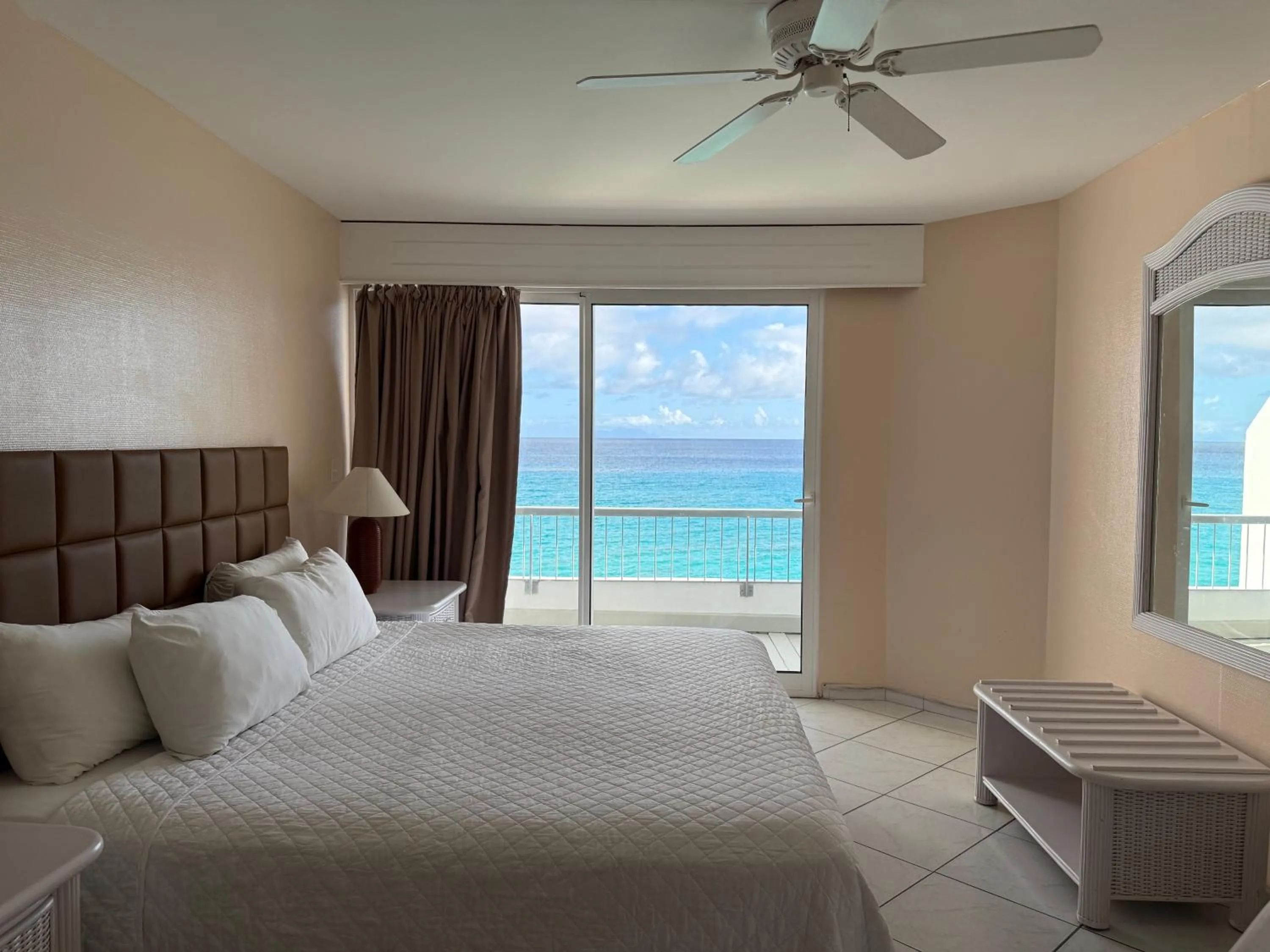 Bedroom, Bed in Sapphire Beach Club Resort
