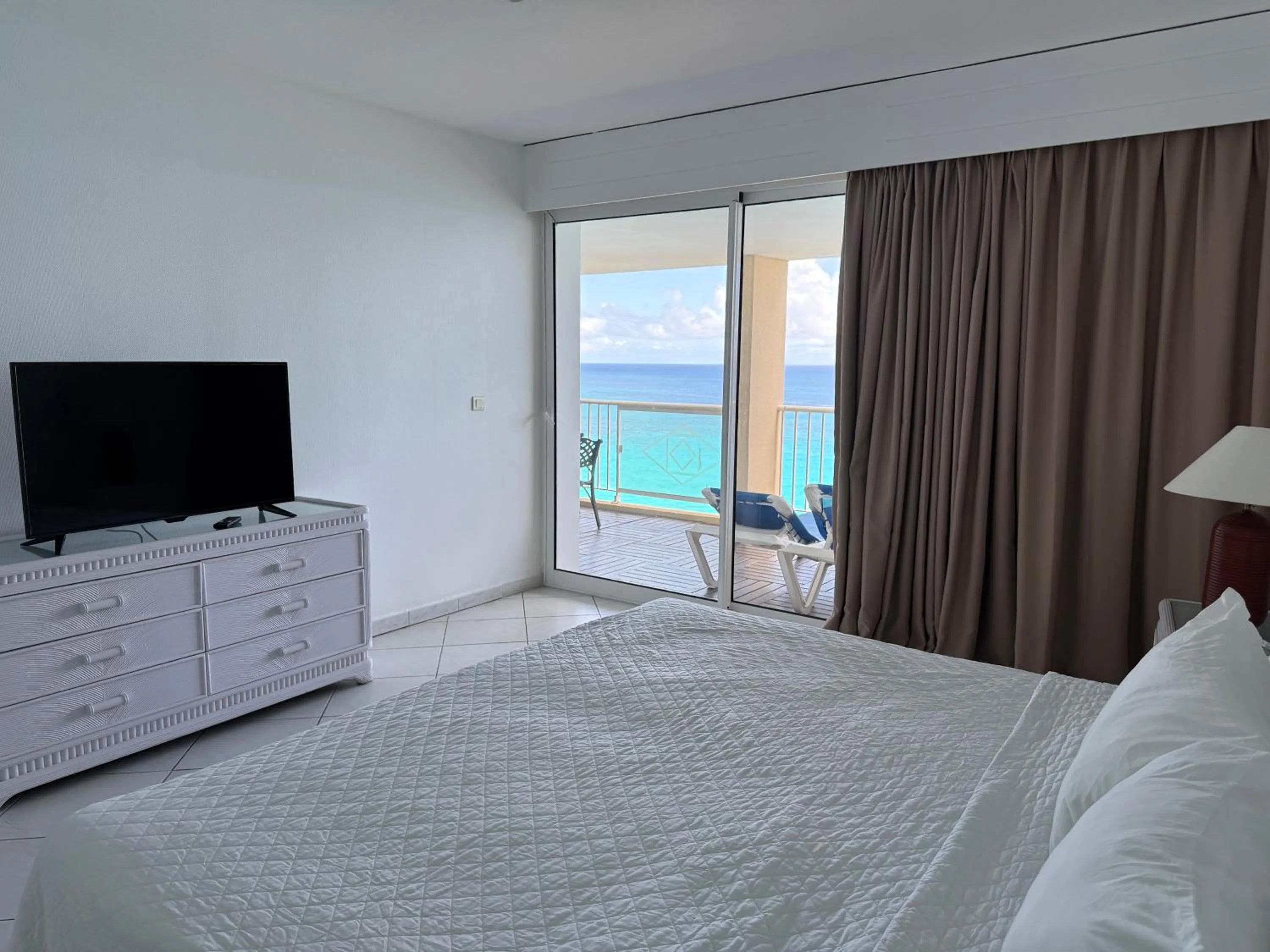Bedroom, Bed in Sapphire Beach Club Resort