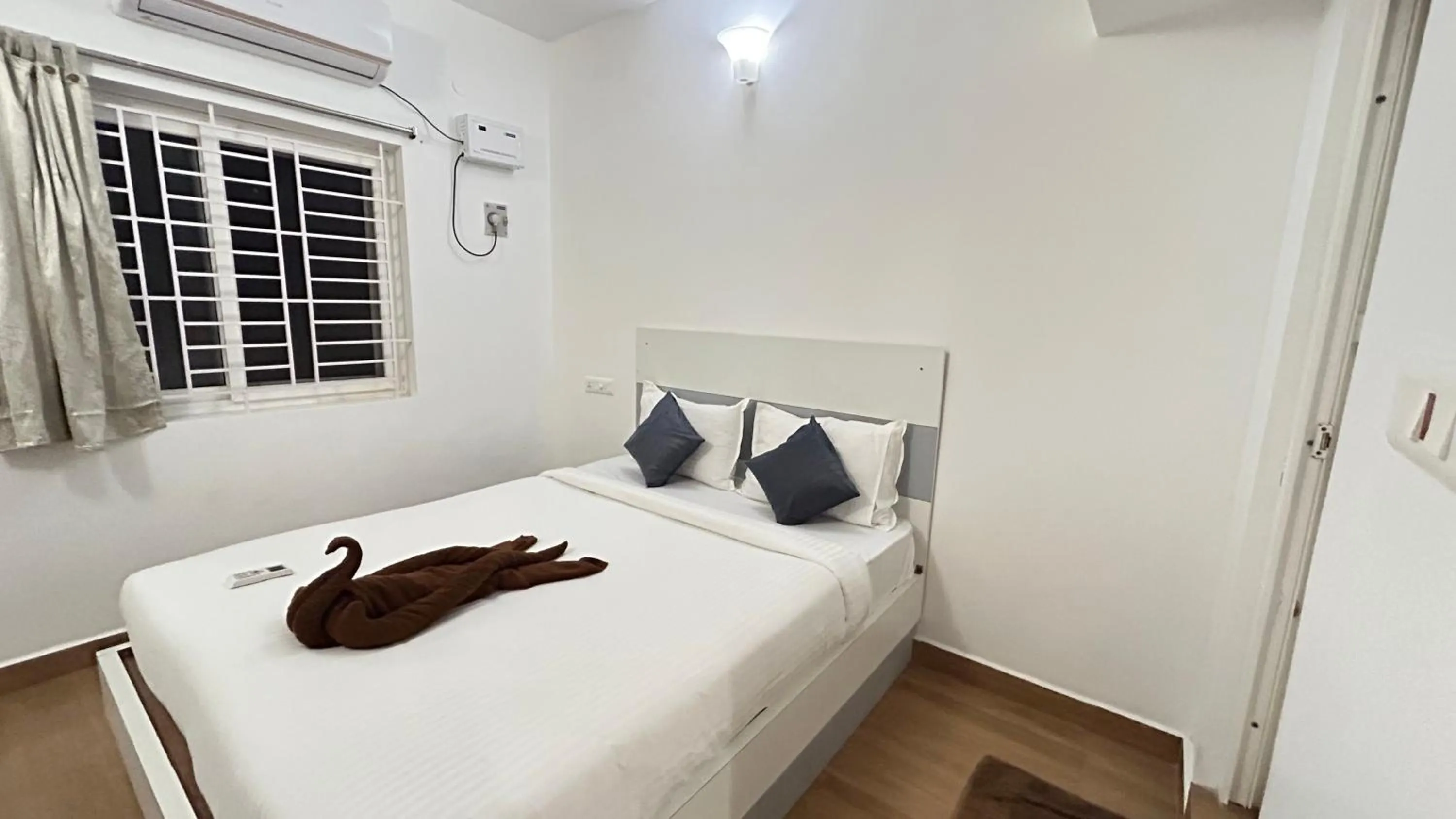 Bedroom, Bed in The Base Inn