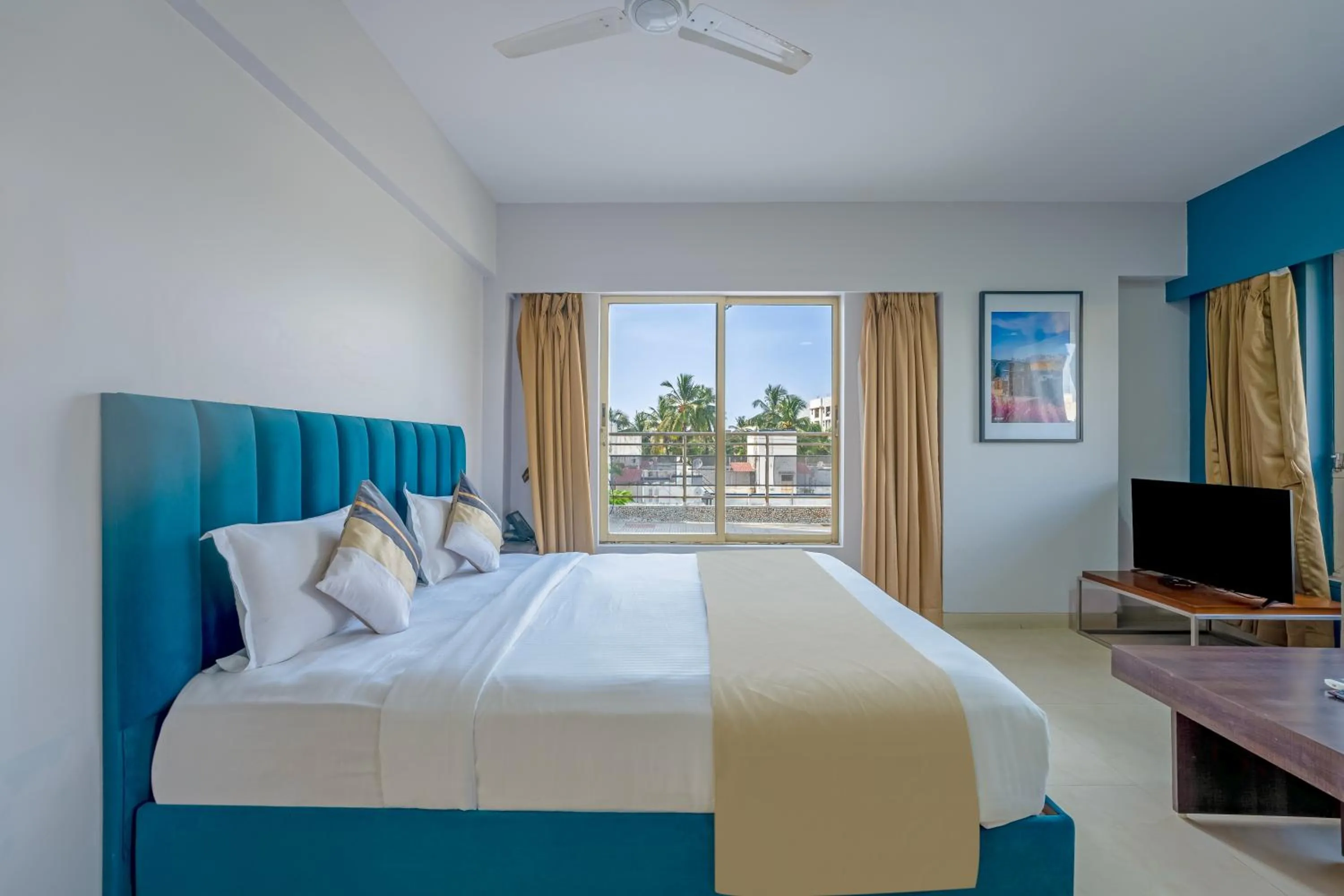 Bed in asar Landmark Suites Mumbai International Airport by Orion Hotels