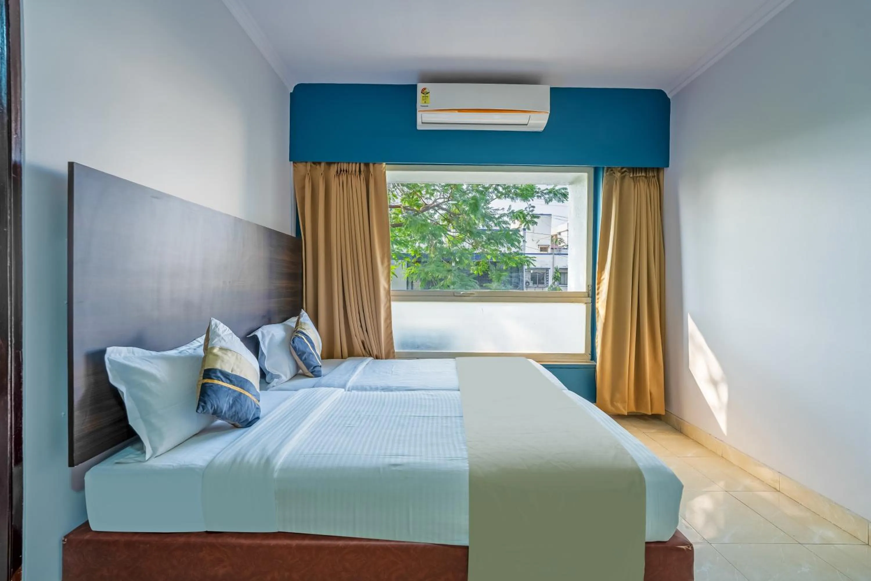 Bed in asar Landmark Suites Mumbai International Airport by Orion Hotels