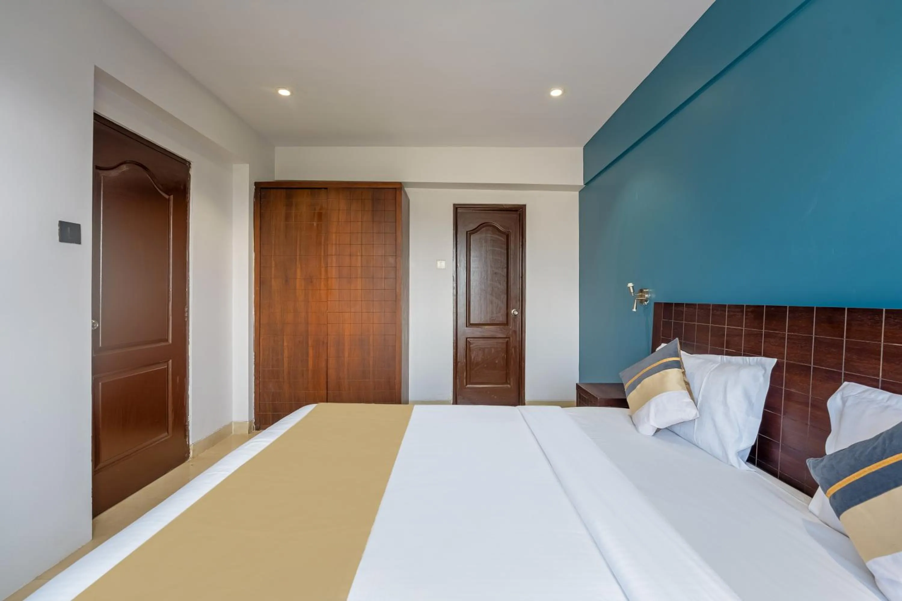 Bed in asar Landmark Suites Mumbai International Airport by Orion Hotels