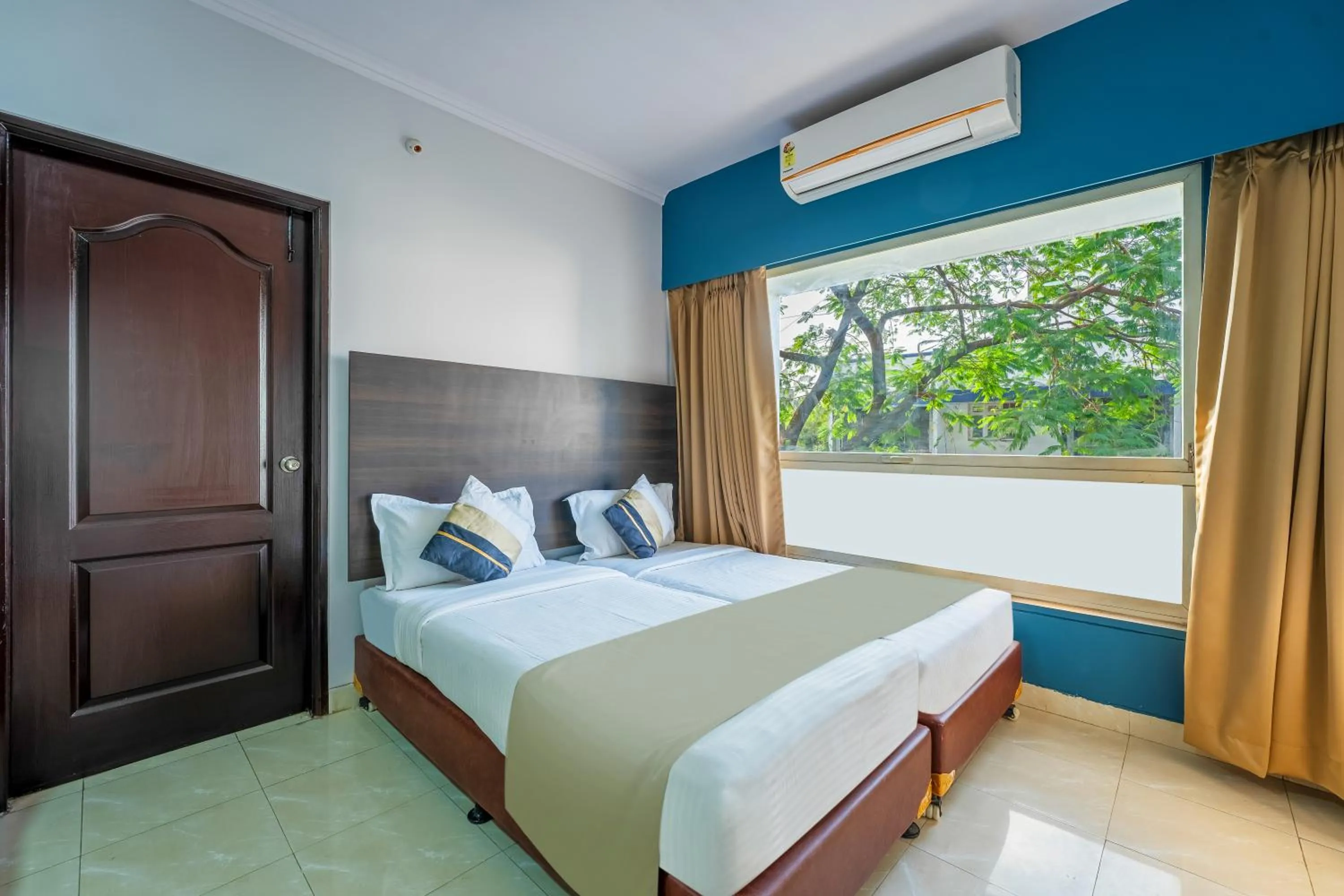 Bed in asar Landmark Suites Mumbai International Airport by Orion Hotels