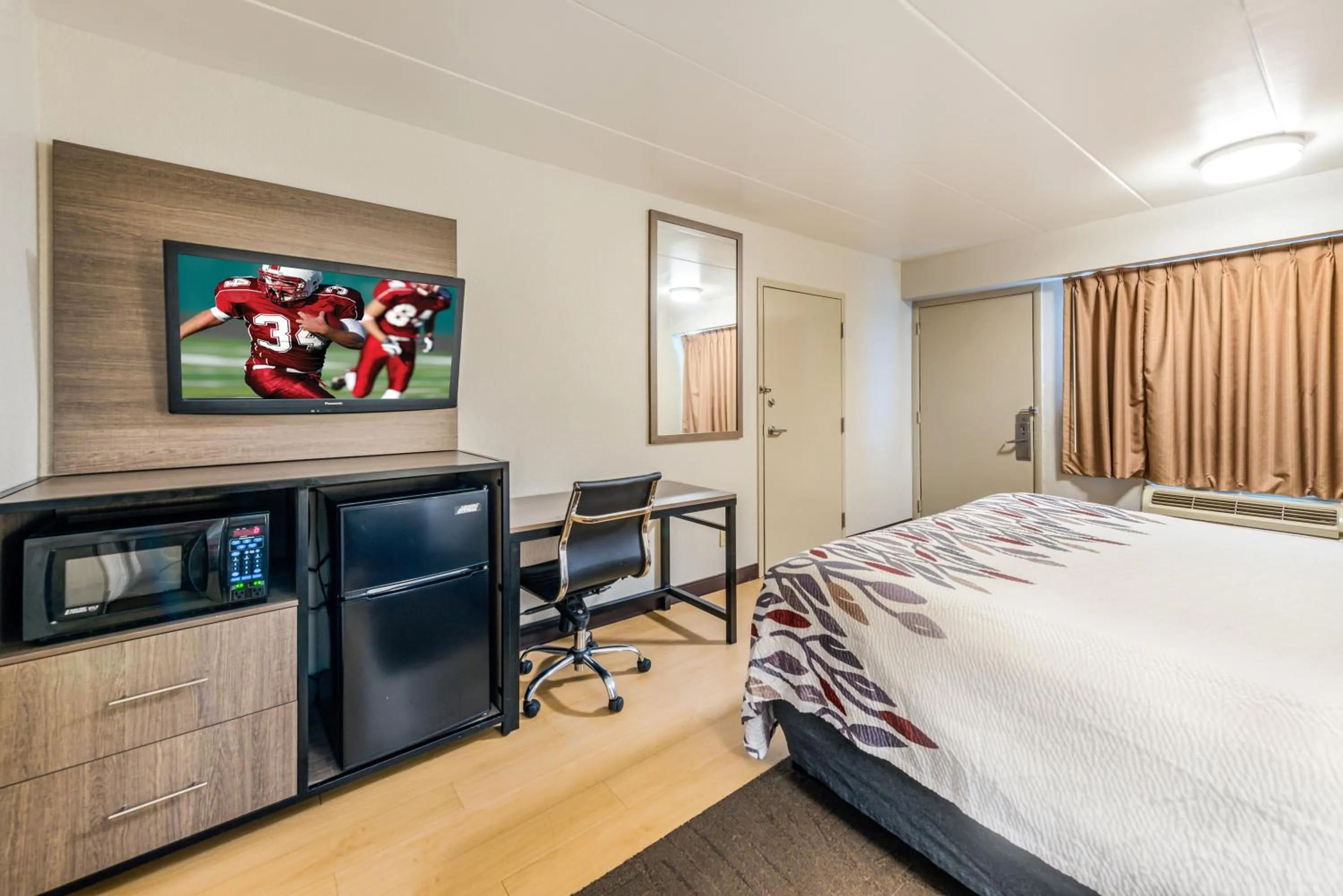 Bedroom in Red Roof Inn Dayton South - Miamisburg