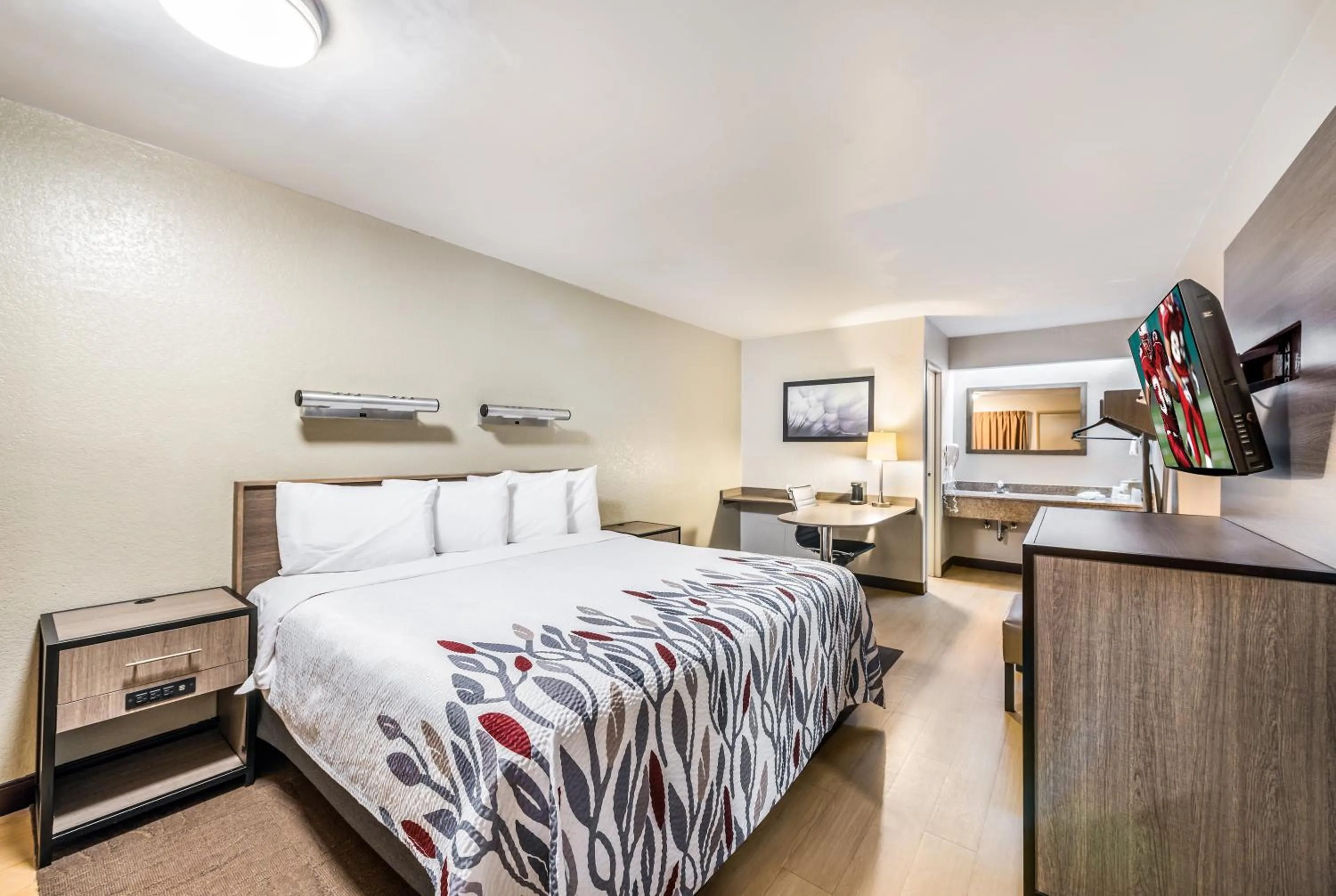 Bedroom in Red Roof Inn Dayton South - Miamisburg