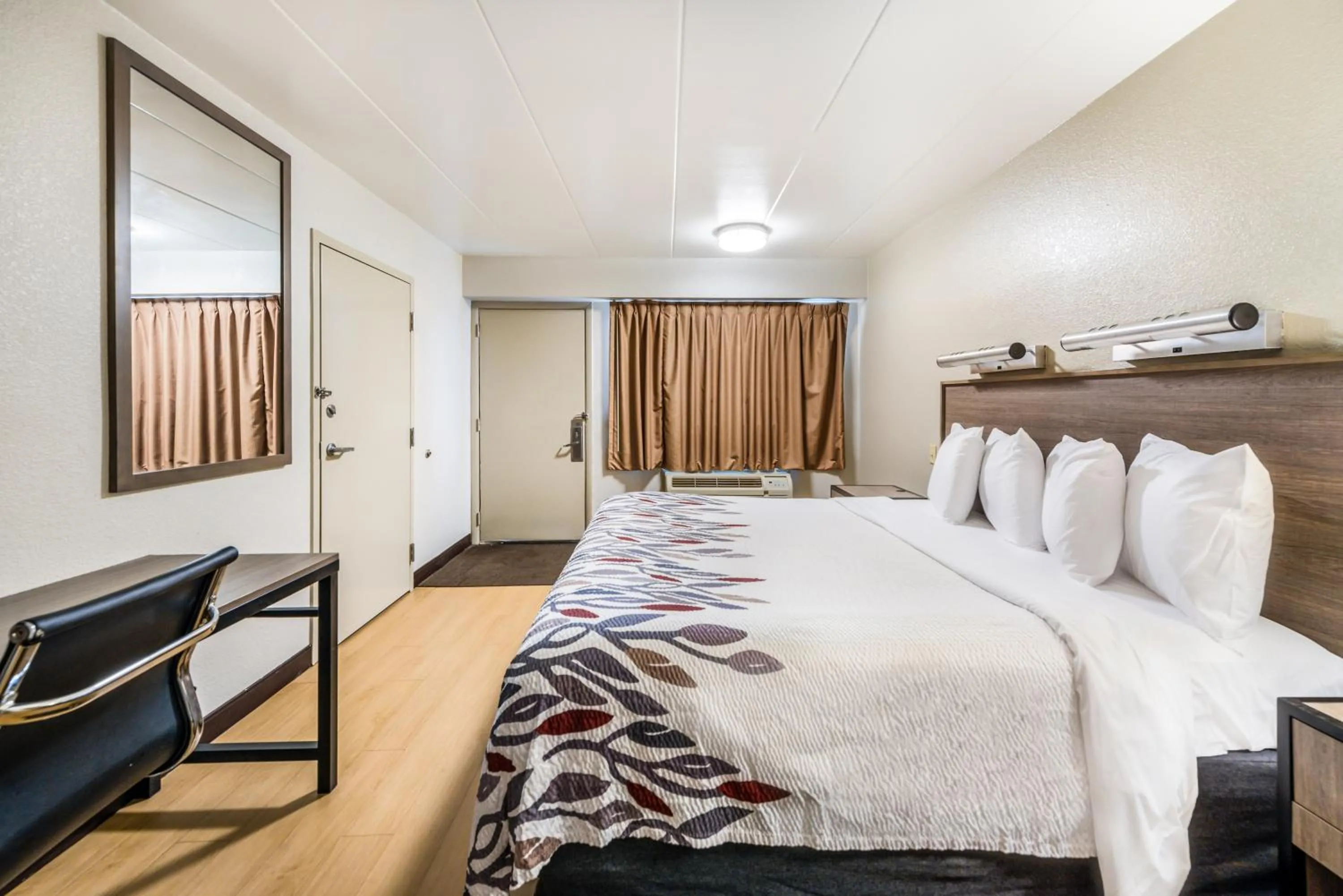 Bedroom in Red Roof Inn Dayton South - Miamisburg