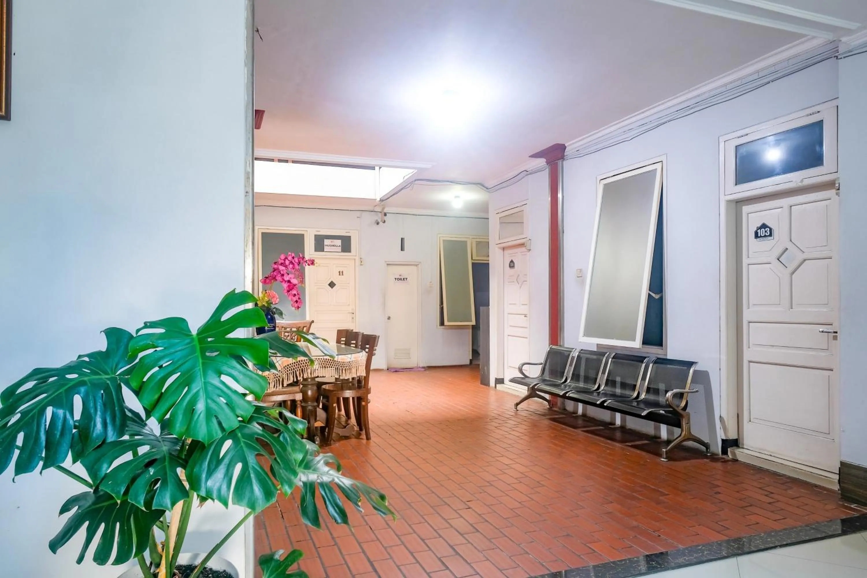 Seating area in RedDoorz near Batik Tulis Celaket 2