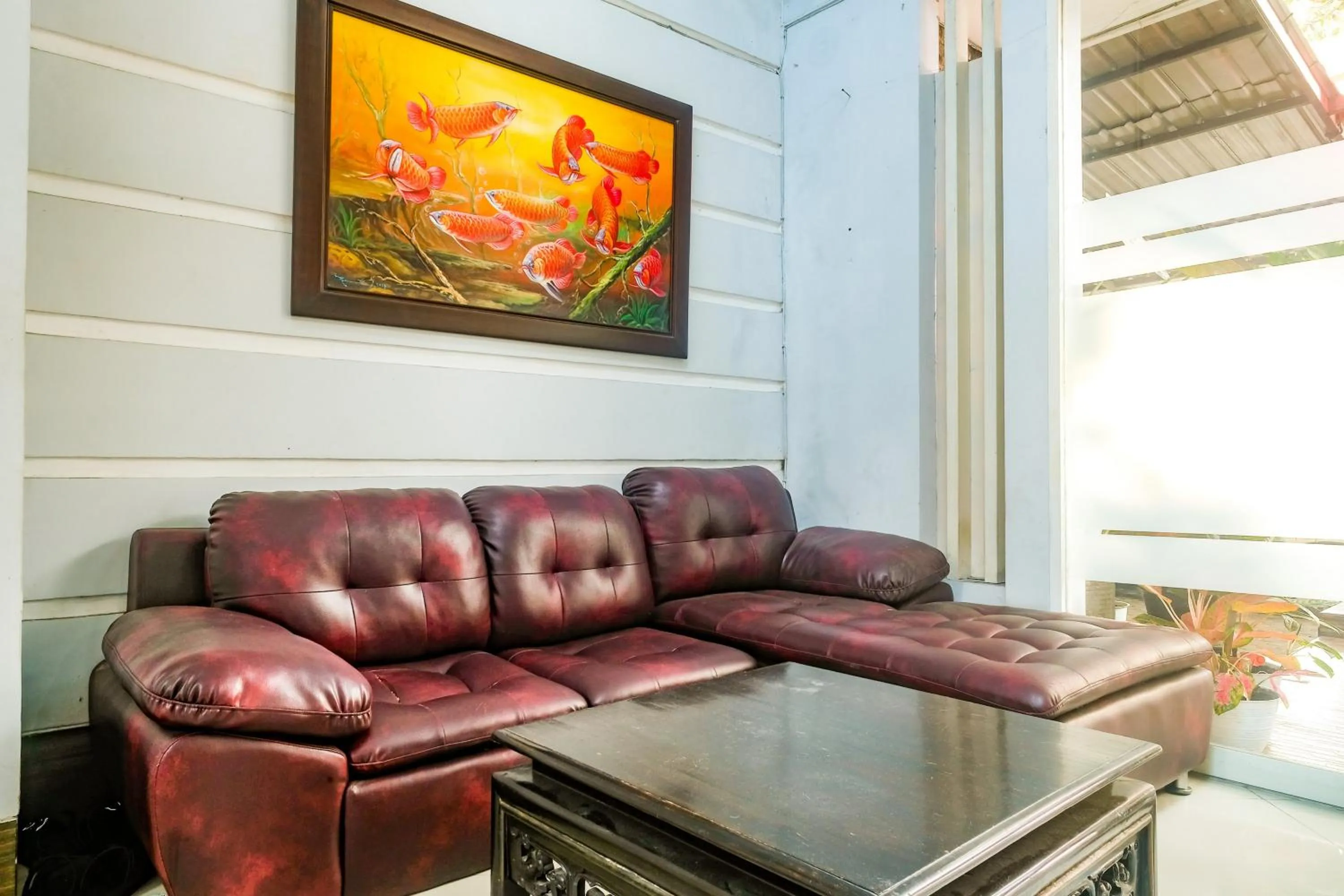 Seating area in RedDoorz near Batik Tulis Celaket 2