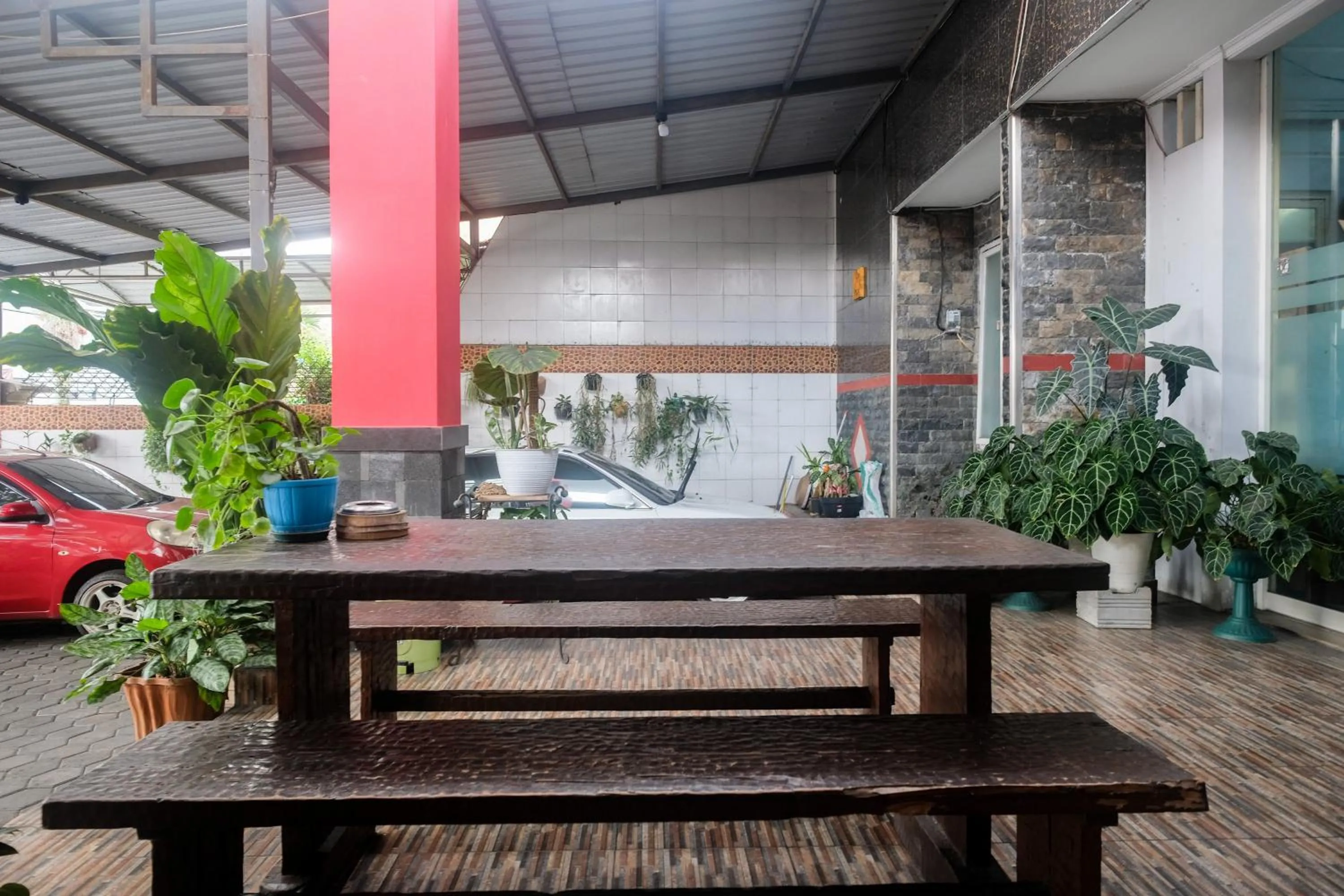 Seating area in RedDoorz near Batik Tulis Celaket 2